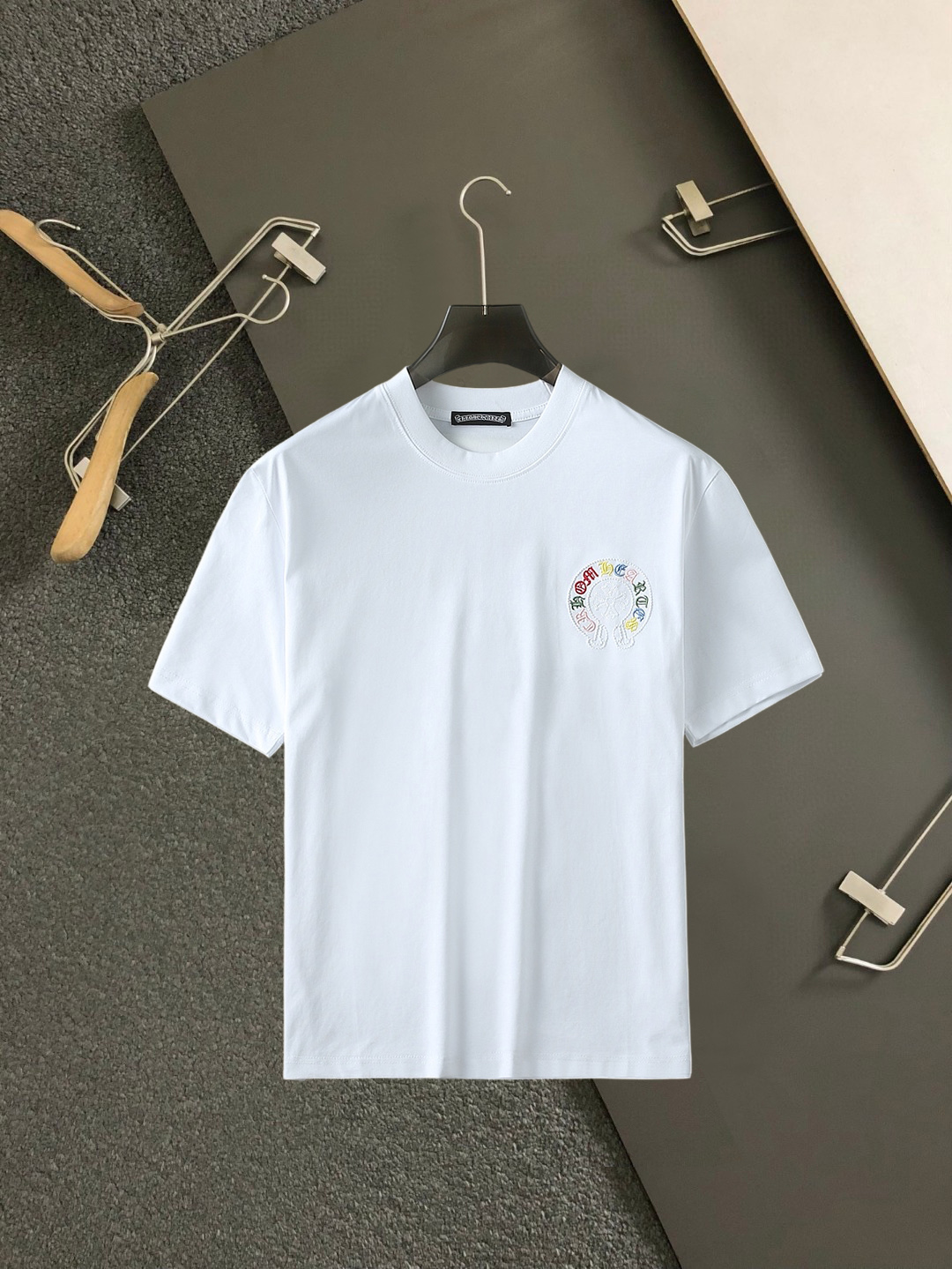NO:859618,Kroxin's top products 2026 spring and summer new debut counter latest short-sleeved round neck T-shirt, high-end custom design, avant-garde and fashionable!  The brand logo is designed with heavy craftsmanship. High-end customized 260g fabric. Soft to the touch. Comfortable to wear. Exquisite stitching at the counter level. Fine workmanship. The upper body effect is incomparably handsome!  A must-have item for a stylish man!  Size M-XXXL,,chrome hearts,T-shirt,tees,t-shirt,19860909克罗心 顶级货品2026春夏新款首发专柜最新款短袖圆领T恤 高端订制 设计前卫时尚！品牌logo重工艺设计 高端定制260克面料.手感柔软.穿着舒适.专柜级别精致车线.做工精细.上身效果无敌帅气！型男必备单品！码数M-XXXL,,chrome hearts,T-shirt,tees，t-shirt,,Men's clothing