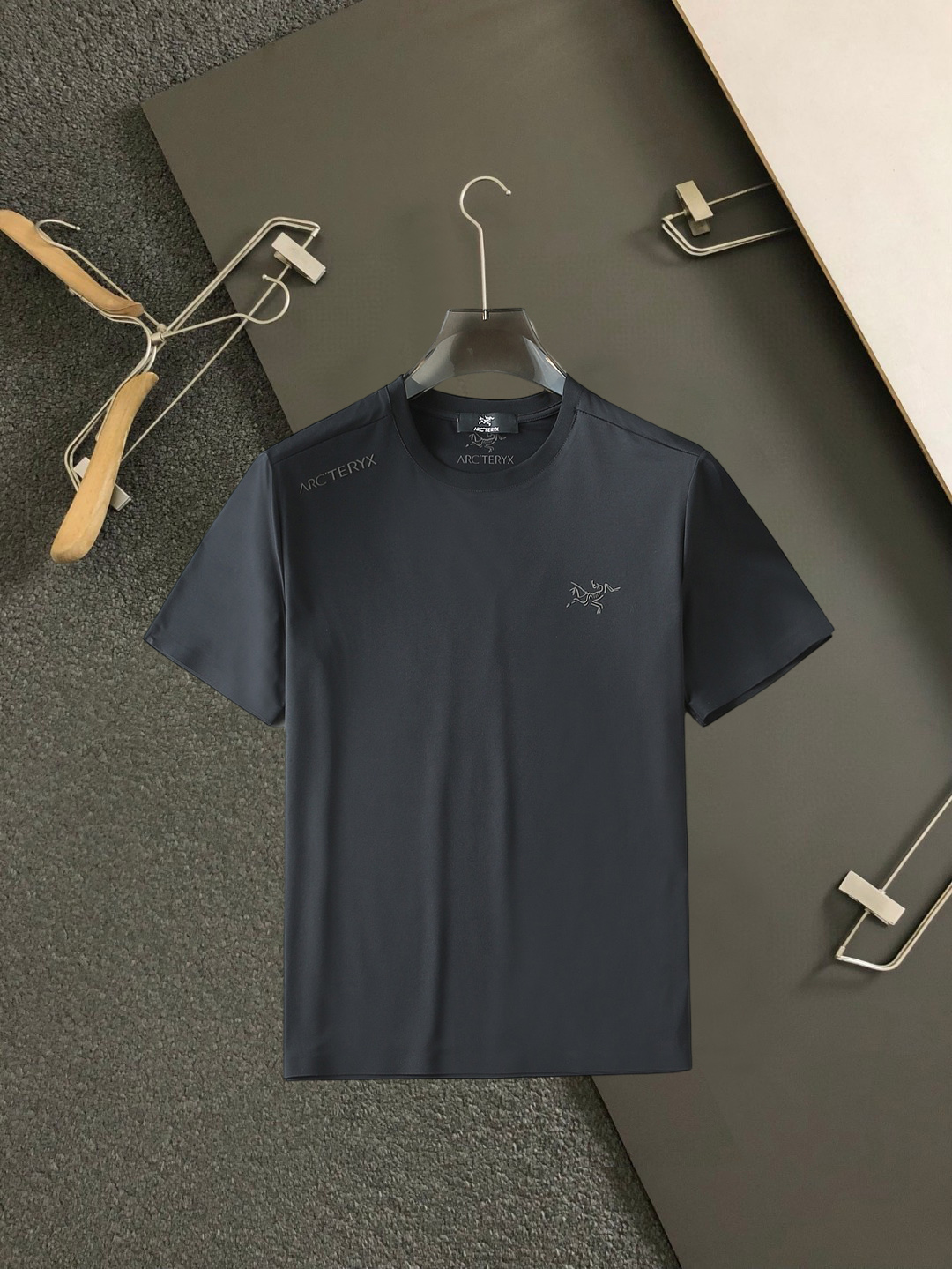 NO:859624,Arc'teryx's top products 2026 spring and summer new debut counter latest short-sleeved round neck T-shirt high-end custom design avant-garde fashion!  The brand logo is designed with heavy craftsmanship. High-end customized quick-drying fabrics. Soft to the touch. Comfortable to wear. Exquisite stitching at the counter level. Fine workmanship. The upper body effect is incomparably handsome!  A must-have item for a stylish man!  Size M-XXXL,arc'teryx,T-shirt,tees,t-shirt,19860909始祖鸟 顶级货品2026春夏新款首发专柜最新款短袖圆领T恤 高端订制 设计前卫时尚！品牌logo重工艺设计 高端定制速干面料.手感柔软.穿着舒适.专柜级别精致车线.做工精细.上身效果无敌帅气！型男必备单品！码数M-XXXL,arc'teryx,T-shirt,tees，t-shirt,,Men's clothing