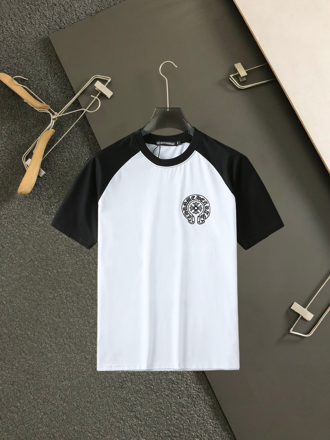 NO:859630,Kroxin's top products 2026 spring and summer new debut counter latest short-sleeved round neck T-shirt, high-end custom design, avant-garde and fashionable!  The brand logo is designed with heavy craftsmanship. High-end customized 260g fabric. Soft to the touch. Comfortable to wear. Exquisite stitching at the counter level. Fine workmanship. The upper body effect is incomparably handsome!  A must-have item for a stylish man!  Size M-XXXL,,chrome hearts,T-shirt,tees,t-shirt,19860909克罗心 顶级货品2026春夏新款首发专柜最新款短袖圆领T恤 高端订制 设计前卫时尚！品牌logo重工艺设计 高端定制260克面料.手感柔软.穿着舒适.专柜级别精致车线.做工精细.上身效果无敌帅气！型男必备单品！码数M-XXXL,,chrome hearts,T-shirt,tees，t-shirt,,Men's clothing