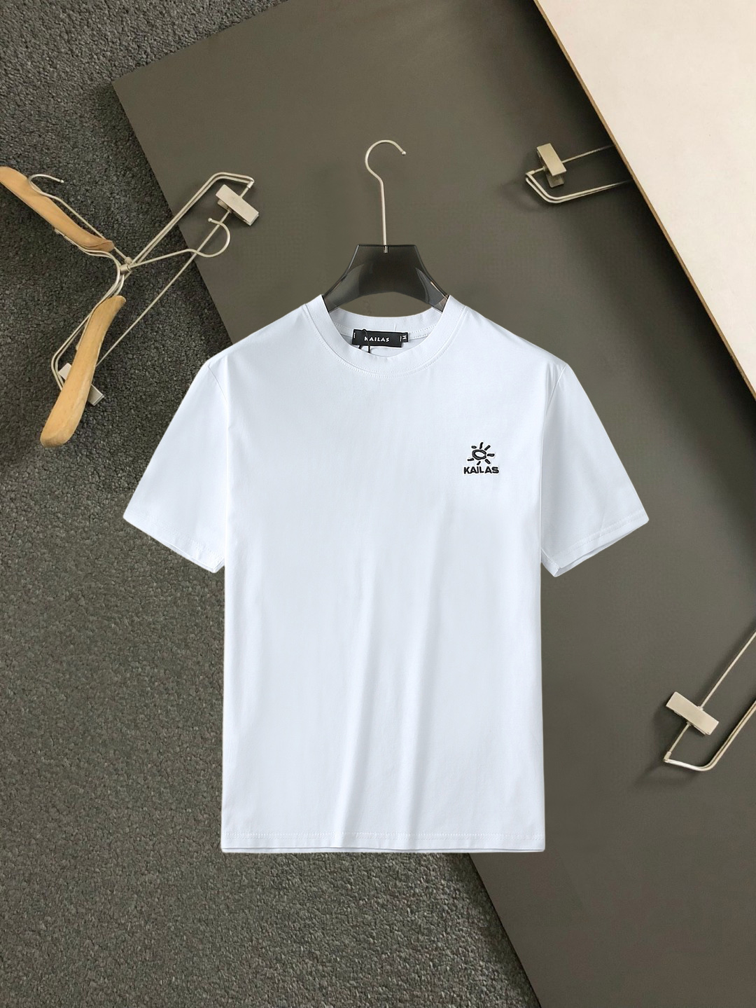 NO:859637,Kailer Stone's top products 2026 spring and summer new debut counter, the latest short-sleeved round neck T-shirt, high-end customization, avant-garde and fashionable design!  The brand logo is designed with heavy craftsmanship. High-end customized 260g fabric. Soft to the touch. Comfortable to wear. Exquisite stitching at the counter level. Fine workmanship. The upper body effect is incomparably handsome!  A must-have item for a stylish man!  Size M-XXXL,,T-shirt,tees,t-shirt,19860909凯乐石 顶级货品2026春夏新款首发专柜最新款短袖圆领T恤 高端订制 设计前卫时尚！品牌logo重工艺设计 高端定制260克面料.手感柔软.穿着舒适.专柜级别精致车线.做工精细.上身效果无敌帅气！型男必备单品！码数M-XXXL,,T-shirt,tees，t-shirt,,Men's clothing