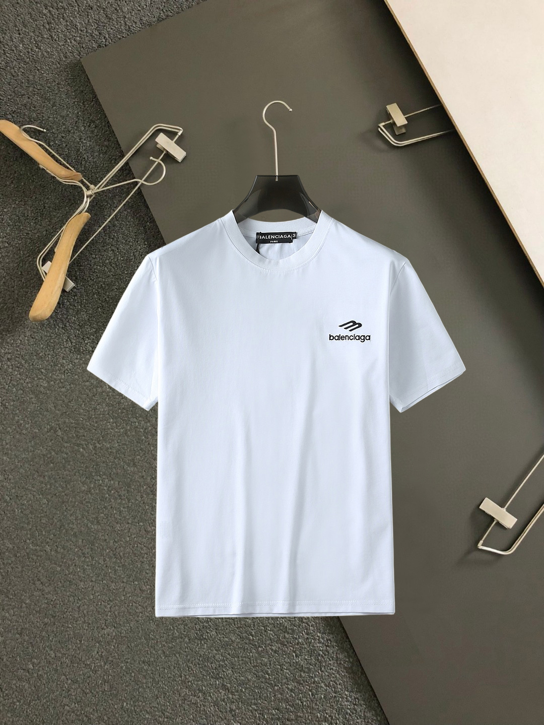 NO:859650,Balenciaga's top products 2026 spring and summer new debut counter latest short-sleeved round neck T-shirt, high-end customization, avant-garde and fashionable design!  The brand logo is designed with heavy craftsmanship. High-end customized 260g fabric. Soft to the touch. Comfortable to wear. Exquisite stitching at the counter level. Fine workmanship. The upper body effect is incomparably handsome!  A must-have item for a stylish man!  Size M-XXXL,,balenciaga,T-shirt,tees,t-shirt,19860909巴黎世家 顶级货品2026春夏新款首发专柜最新款短袖圆领T恤 高端订制 设计前卫时尚！品牌logo重工艺设计 高端定制260克面料.手感柔软.穿着舒适.专柜级别精致车线.做工精细.上身效果无敌帅气！型男必备单品！码数M-XXXL,,balenciaga,T-shirt,tees，t-shirt,,Men's clothing