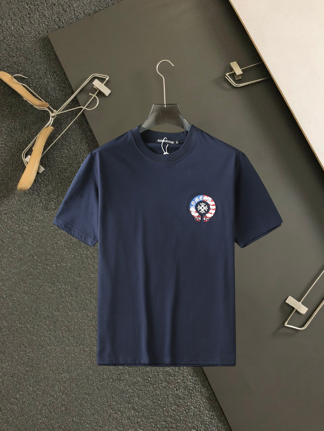 NO:859659,Kroxin's top products 2026 spring and summer new debut counter latest short-sleeved round neck T-shirt, high-end custom design, avant-garde and fashionable!  The brand logo is designed with heavy craftsmanship. High-end customized 260g fabric. Soft to the touch. Comfortable to wear. Exquisite stitching at the counter level. Fine workmanship. The upper body effect is incomparably handsome!  A must-have item for a stylish man!  Size M-XXXL,,chrome hearts,T-shirt,tees,t-shirt,19860909克罗心 顶级货品2026春夏新款首发专柜最新款短袖圆领T恤 高端订制 设计前卫时尚！品牌logo重工艺设计 高端定制260克面料.手感柔软.穿着舒适.专柜级别精致车线.做工精细.上身效果无敌帅气！型男必备单品！码数M-XXXL,,chrome hearts,T-shirt,tees，t-shirt,,Men's clothing