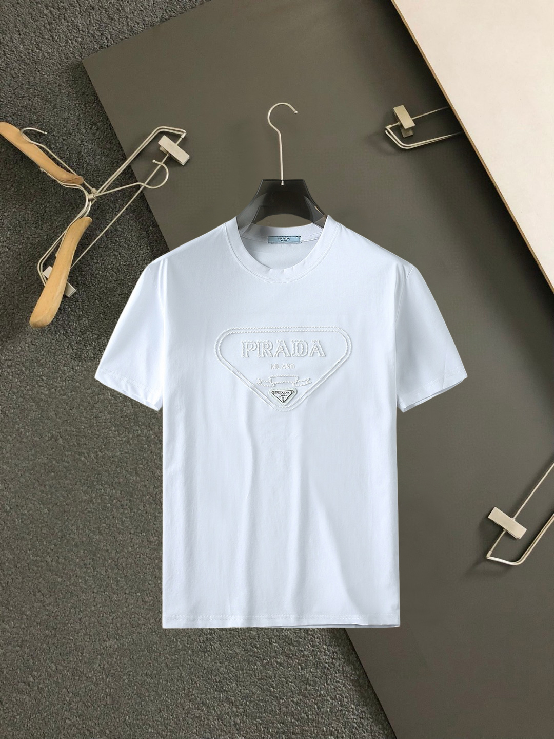 NO:859668,Prada's top products 2026 spring and summer new debut counter latest short-sleeved round neck T-shirt, high-end customization, avant-garde and fashionable design!  The brand logo is designed with heavy craftsmanship. High-end customized 260g fabric. Soft to the touch. Comfortable to wear. Exquisite stitching at the counter level. Fine workmanship. The upper body effect is incomparably handsome!  A must-have item for a stylish man!  Size M-XXXL,,prada,T-shirt,tees,t-shirt,19860909普拉达 顶级货品2026春夏新款首发专柜最新款短袖圆领T恤 高端订制 设计前卫时尚！品牌logo重工艺设计 高端定制260克面料.手感柔软.穿着舒适.专柜级别精致车线.做工精细.上身效果无敌帅气！型男必备单品！码数M-XXXL,,prada,T-shirt,tees，t-shirt,,Men's clothing
