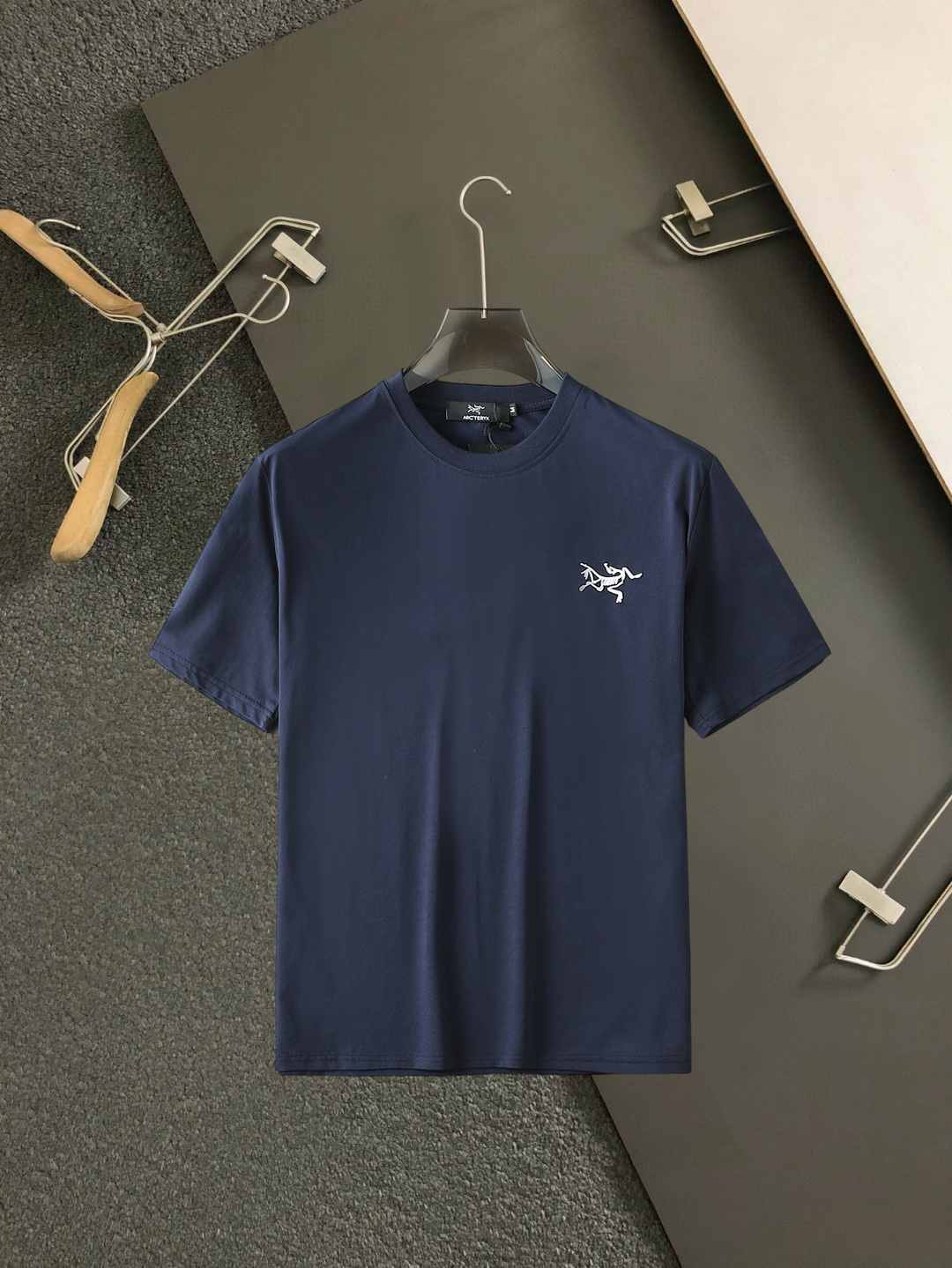 NO:859678,Arc'teryx's top products 2026 spring and summer new debut counter latest short-sleeved round neck T-shirt high-end custom design avant-garde fashion!  The brand logo is designed with heavy craftsmanship. High-end customized 260g fabric. Soft to the touch. Comfortable to wear. Exquisite stitching at the counter level. Fine workmanship. The upper body effect is incomparably handsome!  A must-have item for a stylish man!  Size M-XXXL,arc'teryx,T-shirt,tees,t-shirt,19860909始祖鸟 顶级货品2026春夏新款首发专柜最新款短袖圆领T恤 高端订制 设计前卫时尚！品牌logo重工艺设计 高端定制260克面料.手感柔软.穿着舒适.专柜级别精致车线.做工精细.上身效果无敌帅气！型男必备单品！码数M-XXXL,arc'teryx,T-shirt,tees，t-shirt,,Men's clothing