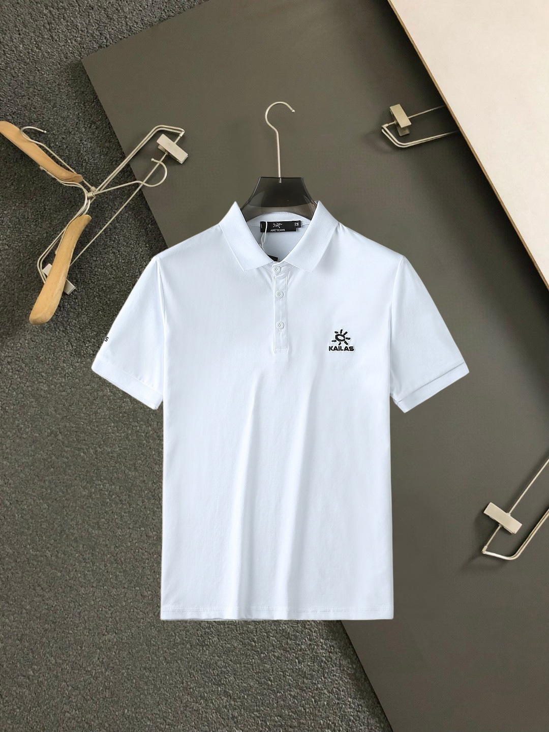 NO:859689,Kailer Stone 2026ss summer new letter logo men's lapel Polo shirt!  Classic business men's style, the ceiling-level business men's style of high-end men's clothing!  Simple and fashionable yet elegant, it looks great when worn alone, and quality control/details control can be taken away with your eyes closed. It is low-key, luxurious and connotative!  The custom-woven mesh pique cotton fabric supplied by the customer is carefully made. The mesh texture is evenly arranged on the surface of the fabric. It has excellent breathability and heat dissipation and perspiration. The upper body comfort is completely better than ordinary single-sided jersey tissue!  The classic brand LOGO on the chest is made with top-notch craftsmanship. The LOGO is three-dimensional, clear and full, and has extraordinary texture. Whether it is worn as an inner layer or worn alone, it is a classic product!  The exquisite tailoring process, every detail is handled very standard and delicately, which cannot be compared with other low-end products on the market. It is a must-have basic and versatile Polo shirt for men!  Various colors, sizes M-3xl,,19860909凯乐石 2026ss夏季新款字母logo男士翻领Polo衫！经典商务男款,高端男装的天花板级别的商务男款！简约时尚大气不失优雅,单穿内搭体面过人,品质控/细节控的闭眼带走,低调又奢华有内涵！ 客供定织网眼珠地棉布精心制成,面料表面排列均匀整齐的网眼纹理,透气性和散热排汗性极佳,上身舒适程度完全优于普通单面汗布组织！胸前经典的品牌LOGO标识,采用顶级工艺打造,LOGO立体清晰饱满,质感非凡的特质,无论是内搭还是单穿都是一款经典领域的产品！精妙绝伦的裁剪工艺,每一个细节处理的非常标准细腻,非市面一般LOW货可以媲美的,男士必入基础百搭款Polo衫推荐！ 颜色多颜色 尺码M-3xl,,,Men's clothing