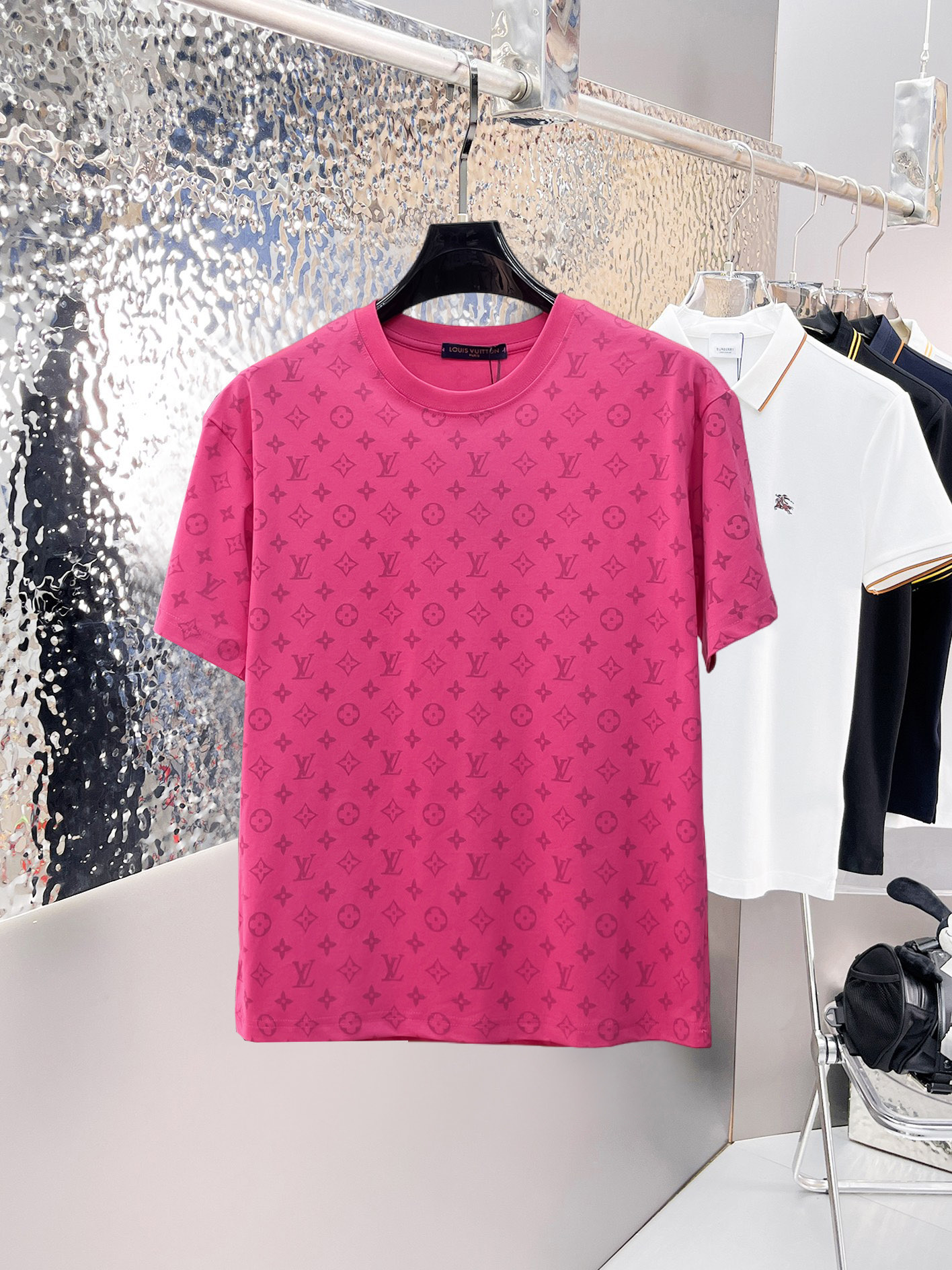NO:862550,LV top products 2026 spring and summer new debut counter latest short-sleeved round neck T-shirt, high-end customization, avant-garde and fashionable design!  The brand logo is designed with heavy craftsmanship. High-end customized 260g fabric. Soft to the touch. Comfortable to wear. Exquisite stitching at the counter level. Fine workmanship. The upper body effect is incomparably handsome!  A must-have item for a stylish man!  Size M-XXXL,,louis vuitton,T-shirt,tees,t-shirt,19860909LV顶级货品2026春夏新款首发专柜最新款短袖圆领T恤 高端订制 设计前卫时尚！品牌logo重工艺设计 高端定制260克面料.手感柔软.穿着舒适.专柜级别精致车线.做工精细.上身效果无敌帅气！型男必备单品！码数M-XXXL,,louis vuitton,T-shirt,tees，t-shirt,,Men's clothing