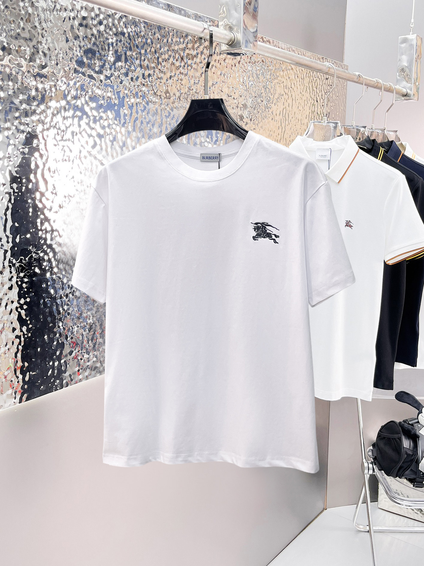 NO:862561,Burberry's top products 2026 spring and summer new debut counter latest short-sleeved round neck T-shirt high-end custom design avant-garde fashion!  The brand logo is designed with heavy craftsmanship. High-end customized 260g fabric. Soft to the touch. Comfortable to wear. Exquisite stitching at the counter level. Fine workmanship. The upper body effect is incomparably handsome!  A must-have item for a stylish man!  Size M-XXXL,,burberry,T-shirt,tees,t-shirt,19860909巴宝莉顶级货品2026春夏新款首发专柜最新款短袖圆领T恤 高端订制 设计前卫时尚！品牌logo重工艺设计 高端定制260克面料.手感柔软.穿着舒适.专柜级别精致车线.做工精细.上身效果无敌帅气！型男必备单品！码数M-XXXL,,burberry,T-shirt,tees，t-shirt,,Men's clothing