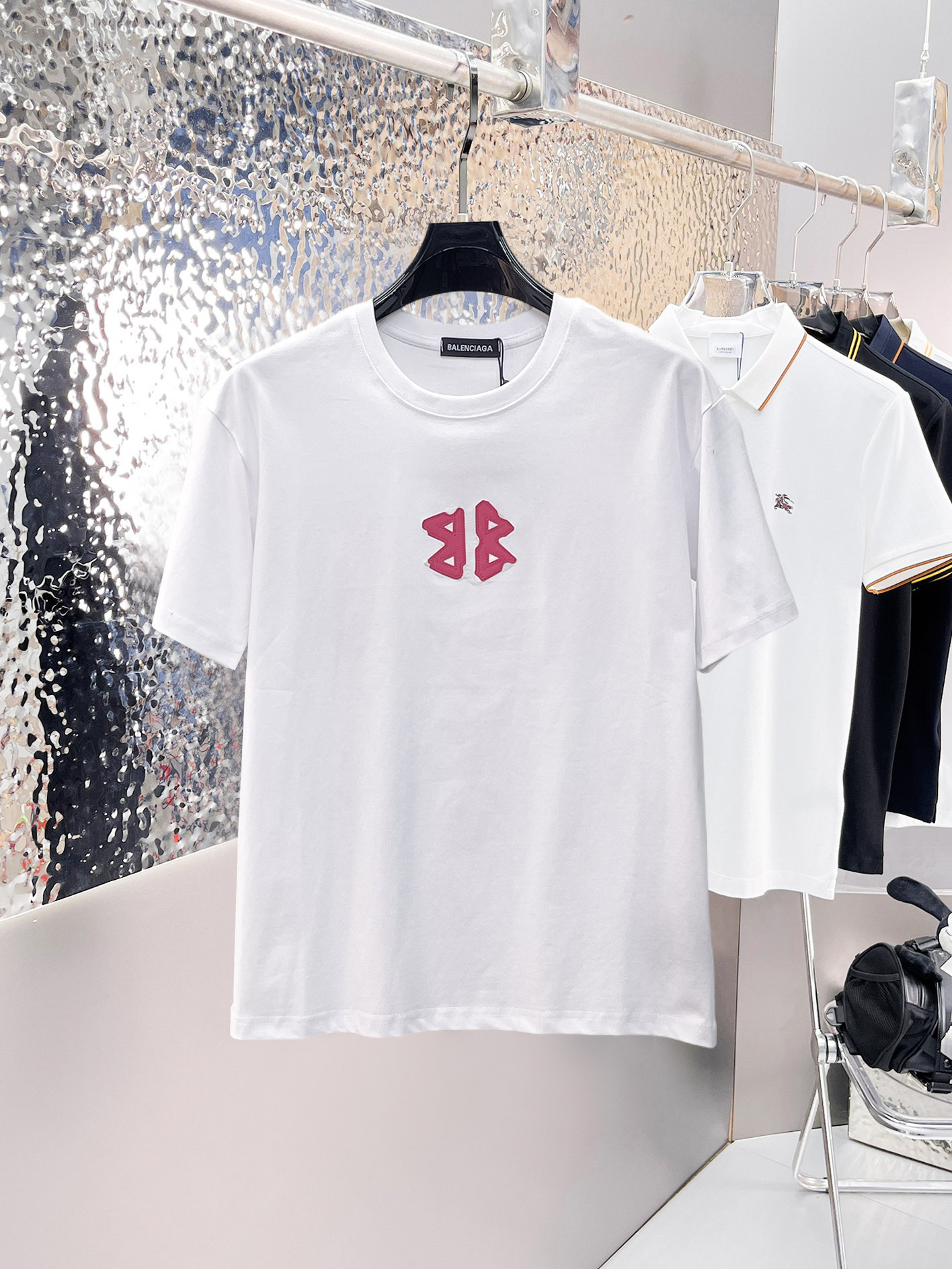 NO:862571,Balenciaga's top products 2026 spring and summer new debut counter latest short-sleeved round neck T-shirt, high-end customization, avant-garde and fashionable design!  The brand logo is designed with heavy craftsmanship. High-end customized 260g fabric. Soft to the touch. Comfortable to wear. Exquisite stitching at the counter level. Fine workmanship. The upper body effect is incomparably handsome!  A must-have item for a stylish man!  Size M-XXXL,,balenciaga,T-shirt,tees,t-shirt,19860909巴黎世家 顶级货品2026春夏新款首发专柜最新款短袖圆领T恤 高端订制 设计前卫时尚！品牌logo重工艺设计 高端定制260克面料.手感柔软.穿着舒适.专柜级别精致车线.做工精细.上身效果无敌帅气！型男必备单品！码数M-XXXL,,balenciaga,T-shirt,tees，t-shirt,,Men's clothing