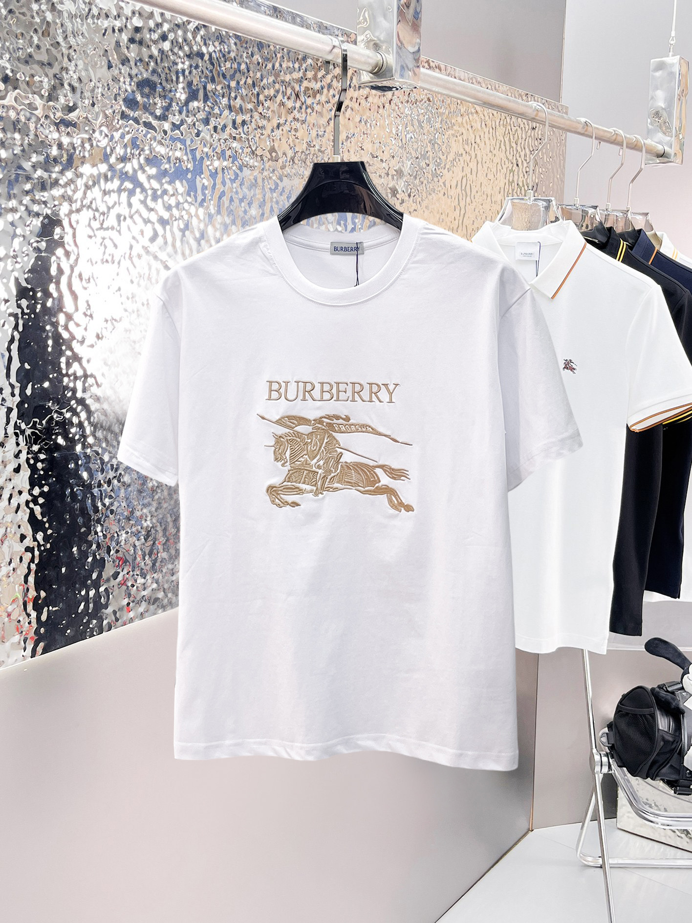 NO:862610,Burberry's top products 2026 spring and summer new debut counter latest short-sleeved round neck T-shirt, high-end custom design, avant-garde and fashionable!  The brand logo is designed with heavy craftsmanship. High-end customized 260g fabric. Soft to the touch. Comfortable to wear. Exquisite stitching at the counter level. Fine workmanship. The upper body effect is incomparably handsome!  A must-have item for a stylish man!  Size M-XXXL,,burberry,T-shirt,tees,t-shirt,19860909巴宝莉 顶级货品2026春夏新款首发专柜最新款短袖圆领T恤 高端订制 设计前卫时尚！品牌logo重工艺设计 高端定制260克面料.手感柔软.穿着舒适.专柜级别精致车线.做工精细.上身效果无敌帅气！型男必备单品！码数M-XXXL,,burberry,T-shirt,tees，t-shirt,,Men's clothing