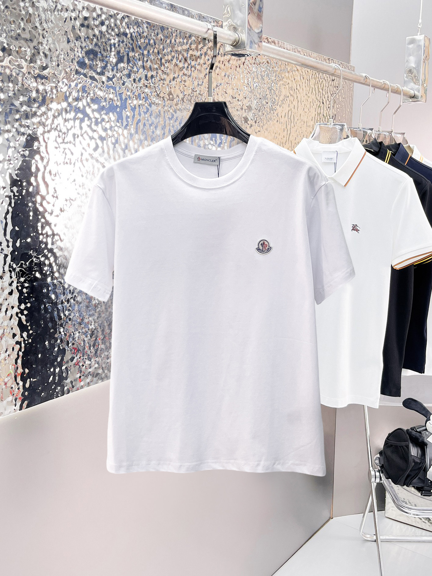 NO:862620,Mengkou's top products 2026 spring and summer new debut counter latest short-sleeved round neck T-shirt high-end custom design avant-garde fashion!  The brand logo is designed with heavy craftsmanship. High-end customized 260g fabric. Soft to the touch. Comfortable to wear. Exquisite stitching at the counter level. Fine workmanship. The upper body effect is incomparably handsome!  A must-have item for a stylish man!  Size M-XXXL,,Moncler,T-shirt,tees,t-shirt,19860909蒙口 顶级货品2026春夏新款首发专柜最新款短袖圆领T恤 高端订制 设计前卫时尚！品牌logo重工艺设计 高端定制260克面料.手感柔软.穿着舒适.专柜级别精致车线.做工精细.上身效果无敌帅气！型男必备单品！码数M-XXXL,,Moncler,T-shirt,tees，t-shirt,,Men's clothing