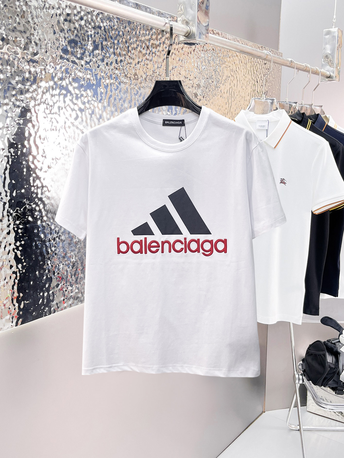 NO:862630,Balenciaga's top products 2026 spring and summer new debut counter latest short-sleeved round neck T-shirt, high-end customization, avant-garde and fashionable design!  The brand logo is designed with heavy craftsmanship. High-end customized 260g fabric. Soft to the touch. Comfortable to wear. Exquisite stitching at the counter level. Fine workmanship. The upper body effect is incomparably handsome!  A must-have item for a stylish man!  Size M-XXXL,,balenciaga,T-shirt,tees,t-shirt,19860909巴黎世家 顶级货品2026春夏新款首发专柜最新款短袖圆领T恤 高端订制 设计前卫时尚！品牌logo重工艺设计 高端定制260克面料.手感柔软.穿着舒适.专柜级别精致车线.做工精细.上身效果无敌帅气！型男必备单品！码数M-XXXL,,balenciaga,T-shirt,tees，t-shirt,,Men's clothing
