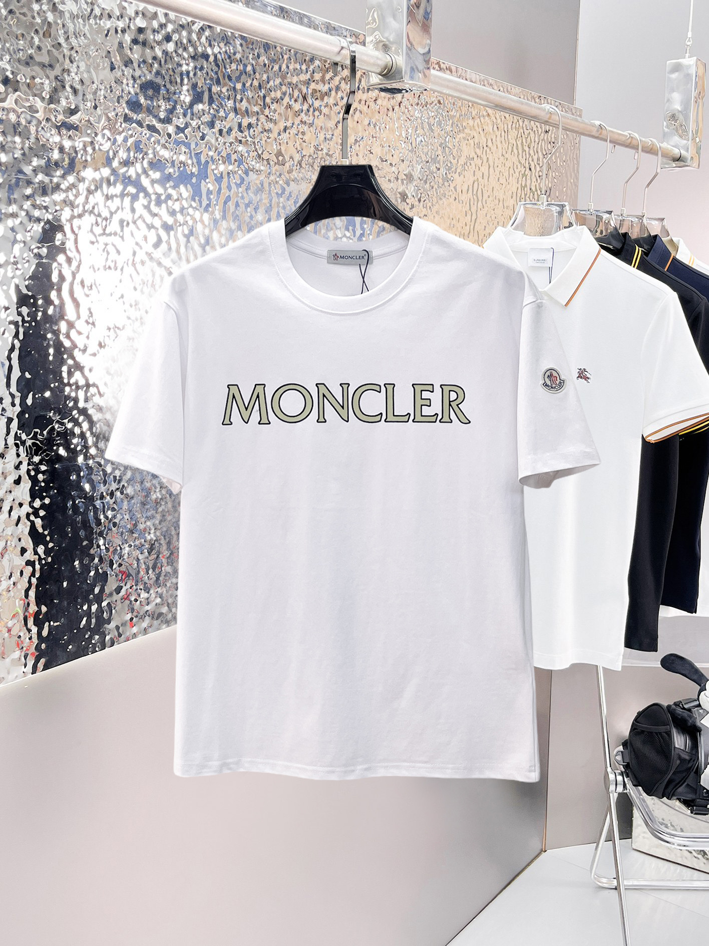 NO:862640,Mengkou's top products 2026 spring and summer new debut counter latest short-sleeved round neck T-shirt high-end custom design avant-garde fashion!  The brand logo is designed with heavy craftsmanship. High-end customized 260g fabric. Soft to the touch. Comfortable to wear. Exquisite stitching at the counter level. Fine workmanship. The upper body effect is incomparably handsome!  A must-have item for a stylish man!  Size M-XXXL,,Moncler,T-shirt,tees,t-shirt,19860909蒙口 顶级货品2026春夏新款首发专柜最新款短袖圆领T恤 高端订制 设计前卫时尚！品牌logo重工艺设计 高端定制260克面料.手感柔软.穿着舒适.专柜级别精致车线.做工精细.上身效果无敌帅气！型男必备单品！码数M-XXXL,,Moncler,T-shirt,tees，t-shirt,,Men's clothing