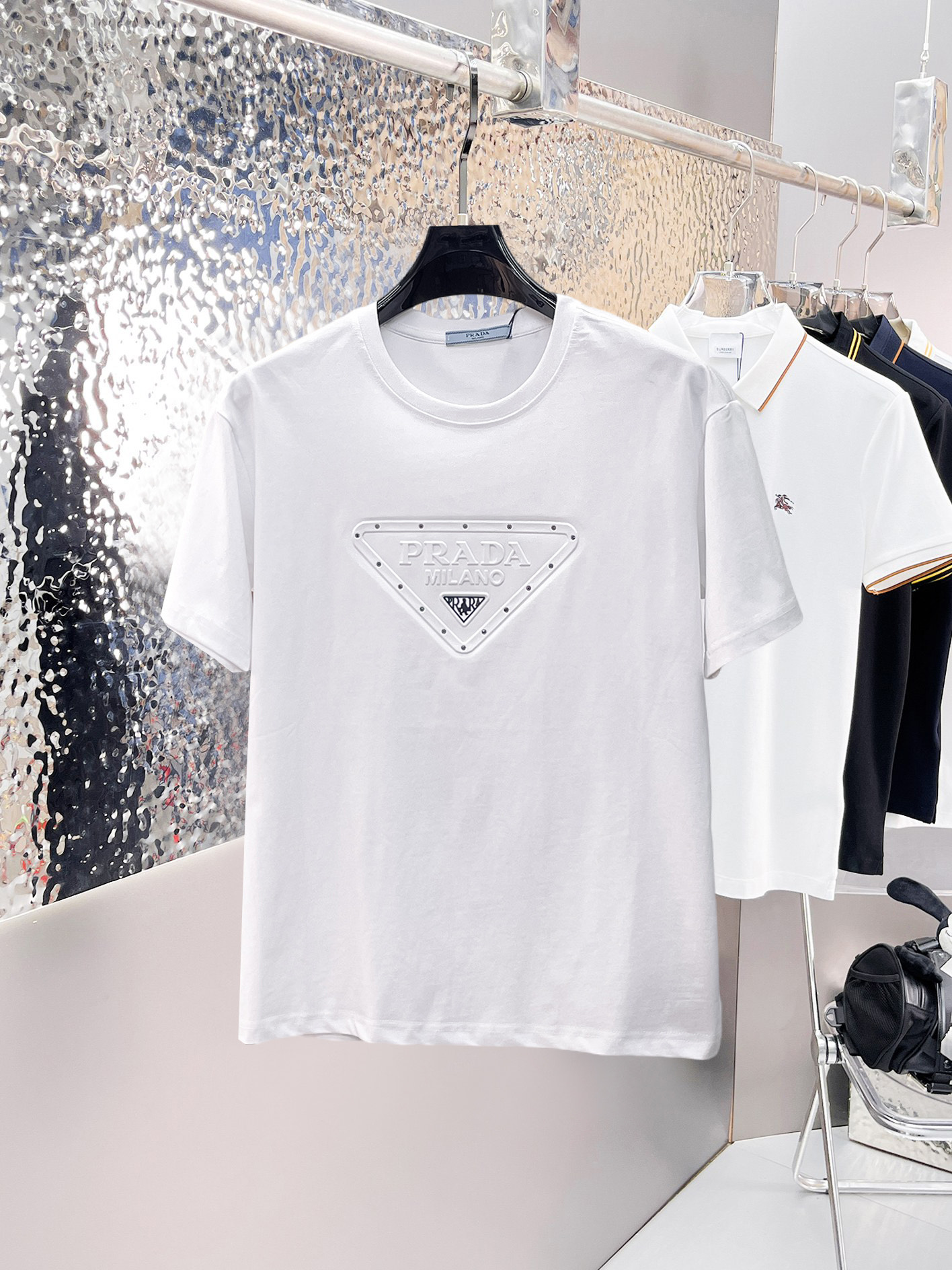 NO:862552,Prada's top products 2026 spring and summer new debut counter latest short-sleeved round neck T-shirt, high-end customization, avant-garde and fashionable design!  The brand logo is designed with heavy craftsmanship. High-end customized 260g fabric. Soft to the touch. Comfortable to wear. Exquisite stitching at the counter level. Fine workmanship. The upper body effect is incomparably handsome!  A must-have item for a stylish man!  Size M-XXXL,,prada,T-shirt,tees,t-shirt,19860909普拉达 顶级货品2026春夏新款首发专柜最新款短袖圆领T恤 高端订制 设计前卫时尚！品牌logo重工艺设计 高端定制260克面料.手感柔软.穿着舒适.专柜级别精致车线.做工精细.上身效果无敌帅气！型男必备单品！码数M-XXXL,,prada,T-shirt,tees，t-shirt,,Men's clothing