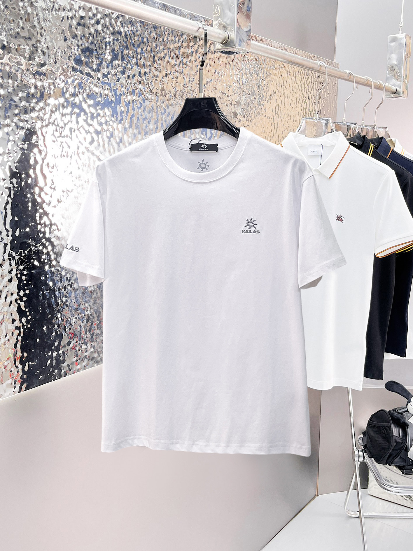 NO:862562,Kailer Stone's top products 2026 spring and summer new debut counter, the latest short-sleeved round neck T-shirt, high-end customization, avant-garde and fashionable design!  The brand logo is designed with heavy craftsmanship. High-end customized 260g fabric. Soft to the touch. Comfortable to wear. Exquisite stitching at the counter level. Fine workmanship. The upper body effect is incomparably handsome!  A must-have item for a stylish man!  Size M-XXXL,,T-shirt,tees,t-shirt,19860909凯乐石 顶级货品2026春夏新款首发专柜最新款短袖圆领T恤 高端订制 设计前卫时尚！品牌logo重工艺设计 高端定制260克面料.手感柔软.穿着舒适.专柜级别精致车线.做工精细.上身效果无敌帅气！型男必备单品！码数M-XXXL,,T-shirt,tees，t-shirt,,Men's clothing