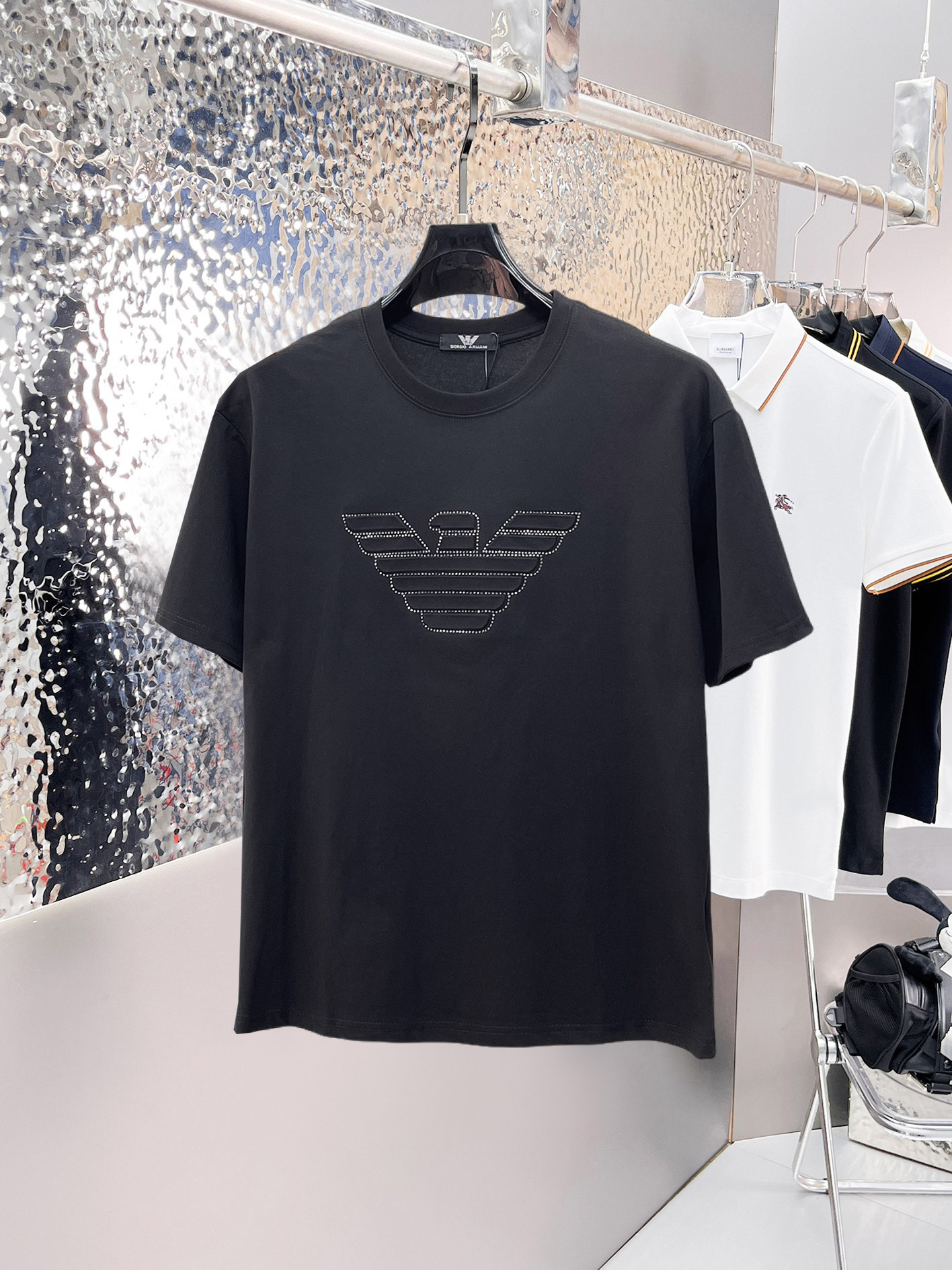 NO:862572,Armani's top product 2026 spring and summer new debut counter latest short-sleeved round neck T-shirt, high-end custom design, avant-garde and fashionable!  The brand logo is designed with heavy craftsmanship. High-end customized 260g fabric. Soft to the touch. Comfortable to wear. Exquisite stitching at the counter level. Fine workmanship. The upper body effect is incomparably handsome!  A must-have item for a stylish man!  Size M-XXXL,,armani,T-shirt,tees,t-shirt,19860909阿玛尼 顶级货品2026春夏新款首发专柜最新款短袖圆领T恤 高端订制 设计前卫时尚！品牌logo重工艺设计 高端定制260克面料.手感柔软.穿着舒适.专柜级别精致车线.做工精细.上身效果无敌帅气！型男必备单品！码数M-XXXL,,armani,T-shirt,tees，t-shirt,,Men's clothing