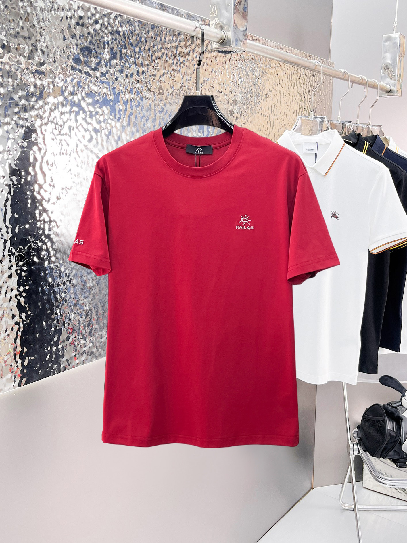 NO:862582,Kailer Stone's top products 2026 spring and summer new debut counter, the latest short-sleeved round neck T-shirt, high-end customization, avant-garde and fashionable design!  The brand logo is designed with heavy craftsmanship. High-end customized 260g fabric. Soft to the touch. Comfortable to wear. Exquisite stitching at the counter level. Fine workmanship. The upper body effect is incomparably handsome!  A must-have item for a stylish man!  Size M-XXXL,,T-shirt,tees,t-shirt,19860909凯乐石 顶级货品2026春夏新款首发专柜最新款短袖圆领T恤 高端订制 设计前卫时尚！品牌logo重工艺设计 高端定制260克面料.手感柔软.穿着舒适.专柜级别精致车线.做工精细.上身效果无敌帅气！型男必备单品！码数M-XXXL,,T-shirt,tees，t-shirt,,Men's clothing