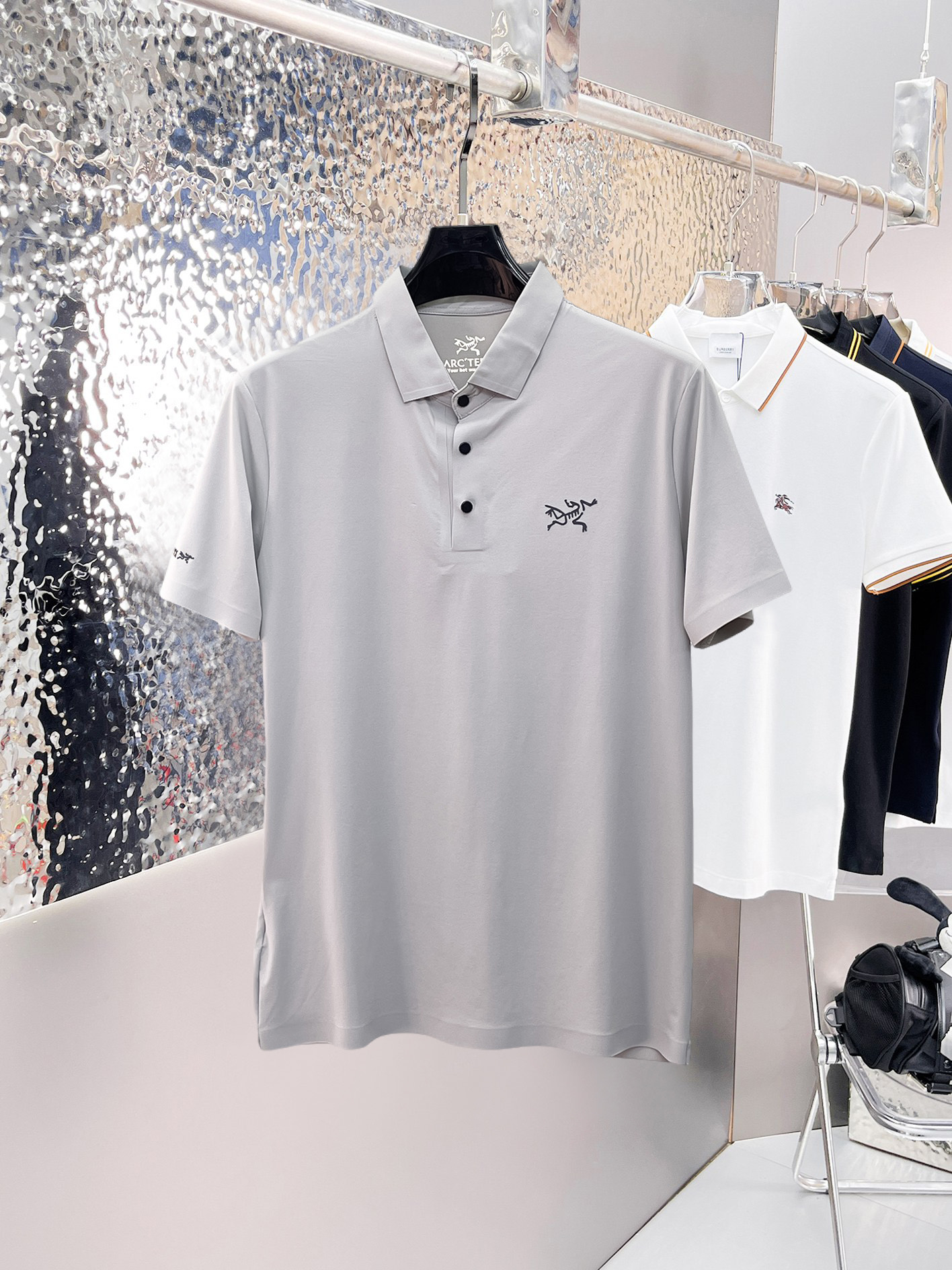 NO:862592,Arc'teryx 2026ss summer new letter logo men's lapel Polo shirt!  Classic business men's style, the ceiling-level business men's style of high-end men's clothing!  Simple and fashionable yet elegant, it looks great when worn alone, and quality control/details control can be taken away with your eyes closed. It is low-key, luxurious and connotative!  The custom-woven mesh pique cotton fabric supplied by the customer is carefully made. The mesh texture is evenly arranged on the surface of the fabric. It has excellent breathability and heat dissipation and perspiration. The upper body comfort is completely better than ordinary single-sided jersey tissue!  The classic brand LOGO on the chest is made with top-notch craftsmanship. The LOGO is three-dimensional, clear and full, and has extraordinary texture. Whether it is worn as an inner layer or worn alone, it is a classic product!  The exquisite tailoring process, every detail is handled very standard and delicately, which cannot be compared with other low-end products on the market. It is a must-have basic and versatile Polo shirt for men!  Various colors, sizes M-3xl, arc'teryx,19860909始祖鸟 2026ss夏季新款字母logo男士翻领Polo衫！经典商务男款,高端男装的天花板级别的商务男款！简约时尚大气不失优雅,单穿内搭体面过人,品质控/细节控的闭眼带走,低调又奢华有内涵！ 客供定织网眼珠地棉布精心制成,面料表面排列均匀整齐的网眼纹理,透气性和散热排汗性极佳,上身舒适程度完全优于普通单面汗布组织！胸前经典的品牌LOGO标识,采用顶级工艺打造,LOGO立体清晰饱满,质感非凡的特质,无论是内搭还是单穿都是一款经典领域的产品！精妙绝伦的裁剪工艺,每一个细节处理的非常标准细腻,非市面一般LOW货可以媲美的,男士必入基础百搭款Polo衫推荐！ 颜色多颜色 尺码M-3xl,arc'teryx,,Men's clothing