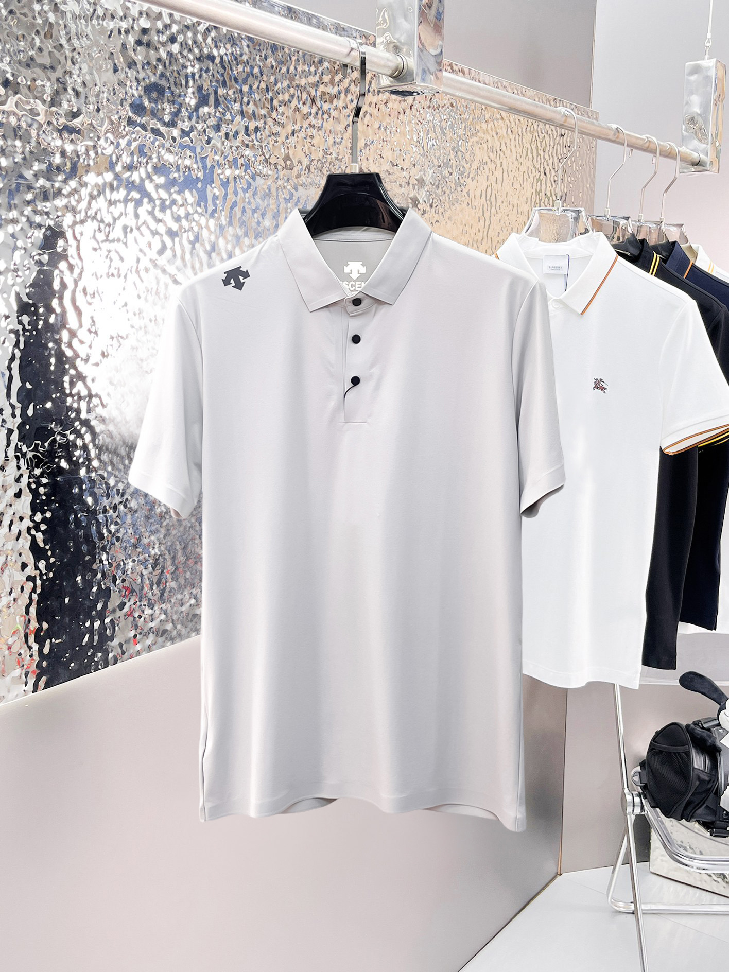 NO:862601,Descente 2026ss summer new letter logo men's lapel polo shirt!  Classic business men's style, the ceiling-level business men's style of high-end men's clothing!  Simple and fashionable yet elegant, it looks great when worn alone, and quality control/details control can be taken away with your eyes closed. It is low-key, luxurious and connotative!  The custom-woven mesh pique cotton fabric supplied by the customer is carefully made. The mesh texture is evenly arranged on the surface of the fabric. It has excellent breathability and heat dissipation and perspiration. The upper body comfort is completely better than ordinary single-sided jersey tissue!  The classic brand LOGO on the chest is made with top-notch craftsmanship. The LOGO is three-dimensional, clear and full, and has extraordinary texture. Whether it is worn as an inner layer or worn alone, it is a classic product!  The exquisite tailoring process, every detail is handled very standard and delicately, which cannot be compared with other low-end products on the market. It is a must-have basic and versatile Polo shirt for men!  Various colors, sizes M-3xl,,19860909迪桑特 2026ss夏季新款字母logo男士翻领Polo衫！经典商务男款,高端男装的天花板级别的商务男款！简约时尚大气不失优雅,单穿内搭体面过人,品质控/细节控的闭眼带走,低调又奢华有内涵！ 客供定织网眼珠地棉布精心制成,面料表面排列均匀整齐的网眼纹理,透气性和散热排汗性极佳,上身舒适程度完全优于普通单面汗布组织！胸前经典的品牌LOGO标识,采用顶级工艺打造,LOGO立体清晰饱满,质感非凡的特质,无论是内搭还是单穿都是一款经典领域的产品！精妙绝伦的裁剪工艺,每一个细节处理的非常标准细腻,非市面一般LOW货可以媲美的,男士必入基础百搭款Polo衫推荐！ 颜色多颜色 尺码M-3xl,,,Men's clothing