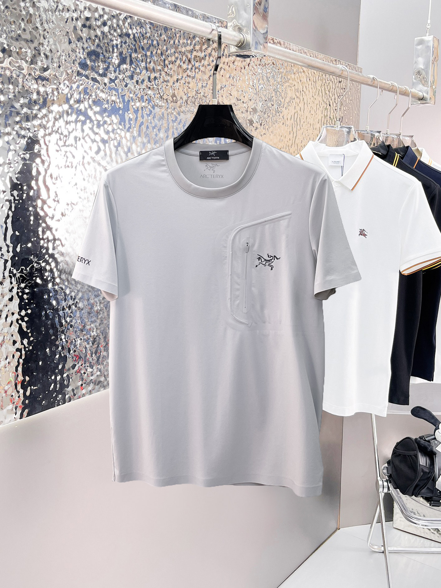NO:862611,Arc'teryx's top products 2026 spring and summer new debut counter latest short-sleeved round neck T-shirt high-end custom design avant-garde fashion!  The brand logo is designed with heavy craftsmanship. High-end customized quick-drying fabrics. Soft to the touch. Comfortable to wear. Exquisite stitching at the counter level. Fine workmanship. The upper body effect is incomparably handsome!  A must-have item for a stylish man!  Size M-XXXL,arc'teryx,T-shirt,tees,t-shirt,19860909始祖鸟 顶级货品2026春夏新款首发专柜最新款短袖圆领T恤 高端订制 设计前卫时尚！品牌logo重工艺设计 高端定制速干面料.手感柔软.穿着舒适.专柜级别精致车线.做工精细.上身效果无敌帅气！型男必备单品！码数M-XXXL,arc'teryx,T-shirt,tees，t-shirt,,Men's clothing
