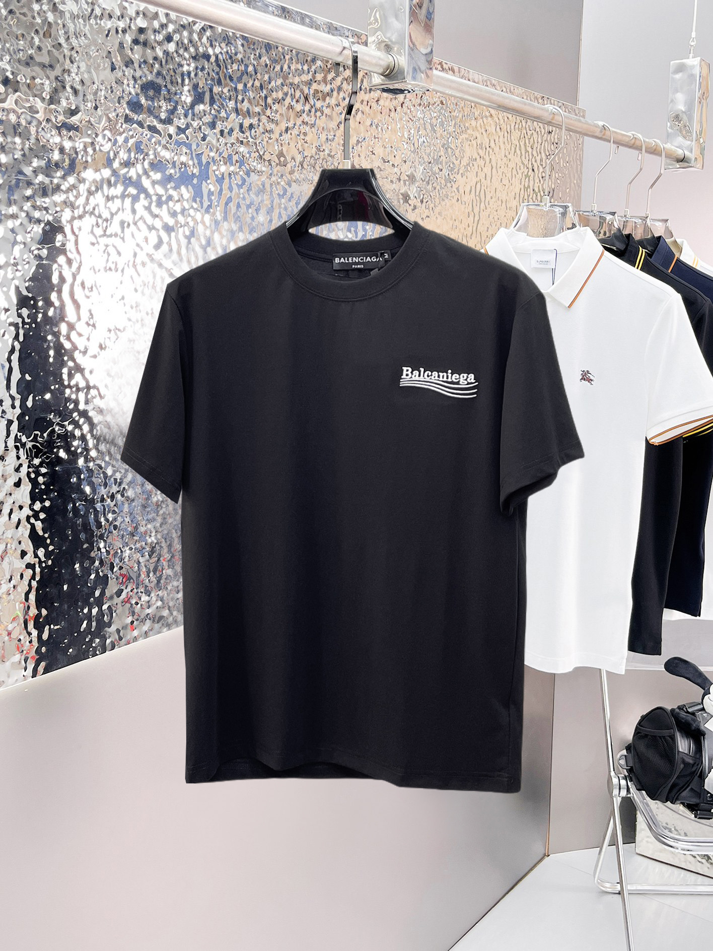 NO:862631,Balenciaga's top products 2026 spring and summer new debut counter latest short-sleeved round neck T-shirt, high-end customization, avant-garde and fashionable design!  The brand logo is designed with heavy craftsmanship. High-end customized 260g fabric. Soft to the touch. Comfortable to wear. Exquisite stitching at the counter level. Fine workmanship. The upper body effect is incomparably handsome!  A must-have item for a stylish man!  Size M-XXXL,,balenciaga,T-shirt,tees,t-shirt,19860909巴黎世家 顶级货品2026春夏新款首发专柜最新款短袖圆领T恤 高端订制 设计前卫时尚！品牌logo重工艺设计 高端定制260克面料.手感柔软.穿着舒适.专柜级别精致车线.做工精细.上身效果无敌帅气！型男必备单品！码数M-XXXL,,balenciaga,T-shirt,tees，t-shirt,,Men's clothing