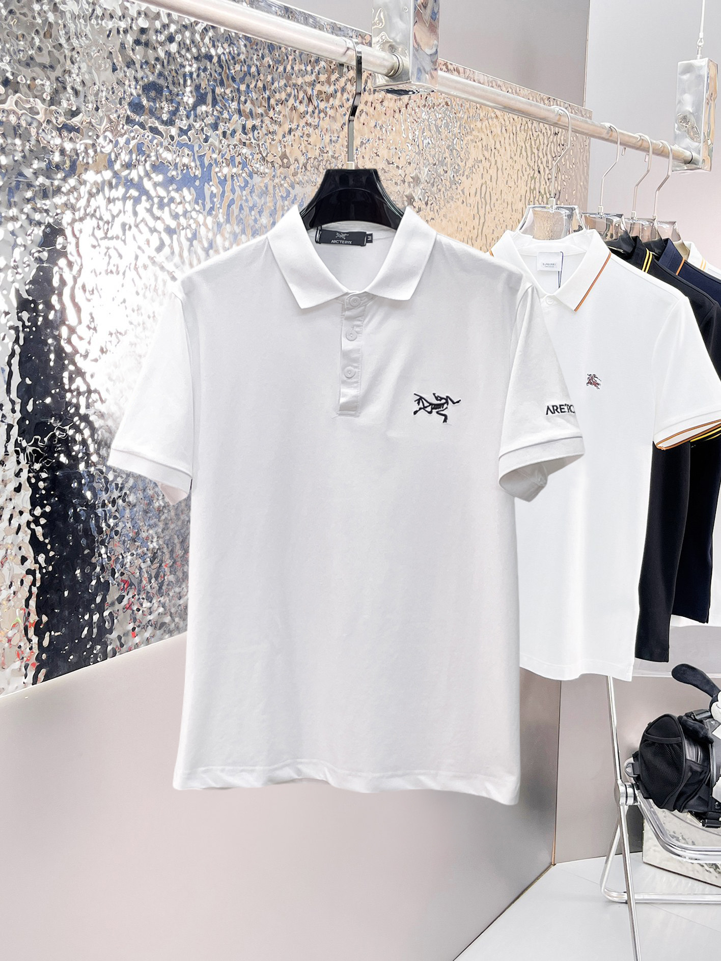 NO:862644,Arc'teryx 2026ss summer new letter logo men's lapel Polo shirt!  Classic business men's style, the ceiling-level business men's style of high-end men's clothing!  Simple and fashionable yet elegant, it looks great when worn alone, and quality control/details control can be taken away with your eyes closed. It is low-key, luxurious and connotative!  The custom-woven mesh pique cotton fabric supplied by the customer is carefully made. The mesh texture is evenly arranged on the surface of the fabric. It has excellent breathability and heat dissipation and perspiration. The upper body comfort is completely better than ordinary single-sided jersey tissue!  The classic brand LOGO on the chest is made with top-notch craftsmanship. The LOGO is three-dimensional, clear and full, and has extraordinary texture. Whether it is worn as an inner layer or worn alone, it is a classic product!  The exquisite tailoring process, every detail is handled very standard and delicately, which cannot be compared with other low-end products on the market. It is a must-have basic and versatile Polo shirt for men!  Various colors, sizes M-3xl, arc'teryx,19860909始祖鸟 2026ss夏季新款字母logo男士翻领Polo衫！经典商务男款,高端男装的天花板级别的商务男款！简约时尚大气不失优雅,单穿内搭体面过人,品质控/细节控的闭眼带走,低调又奢华有内涵！ 客供定织网眼珠地棉布精心制成,面料表面排列均匀整齐的网眼纹理,透气性和散热排汗性极佳,上身舒适程度完全优于普通单面汗布组织！胸前经典的品牌LOGO标识,采用顶级工艺打造,LOGO立体清晰饱满,质感非凡的特质,无论是内搭还是单穿都是一款经典领域的产品！精妙绝伦的裁剪工艺,每一个细节处理的非常标准细腻,非市面一般LOW货可以媲美的,男士必入基础百搭款Polo衫推荐！ 颜色多颜色 尺码M-3xl,arc'teryx,,Men's clothing