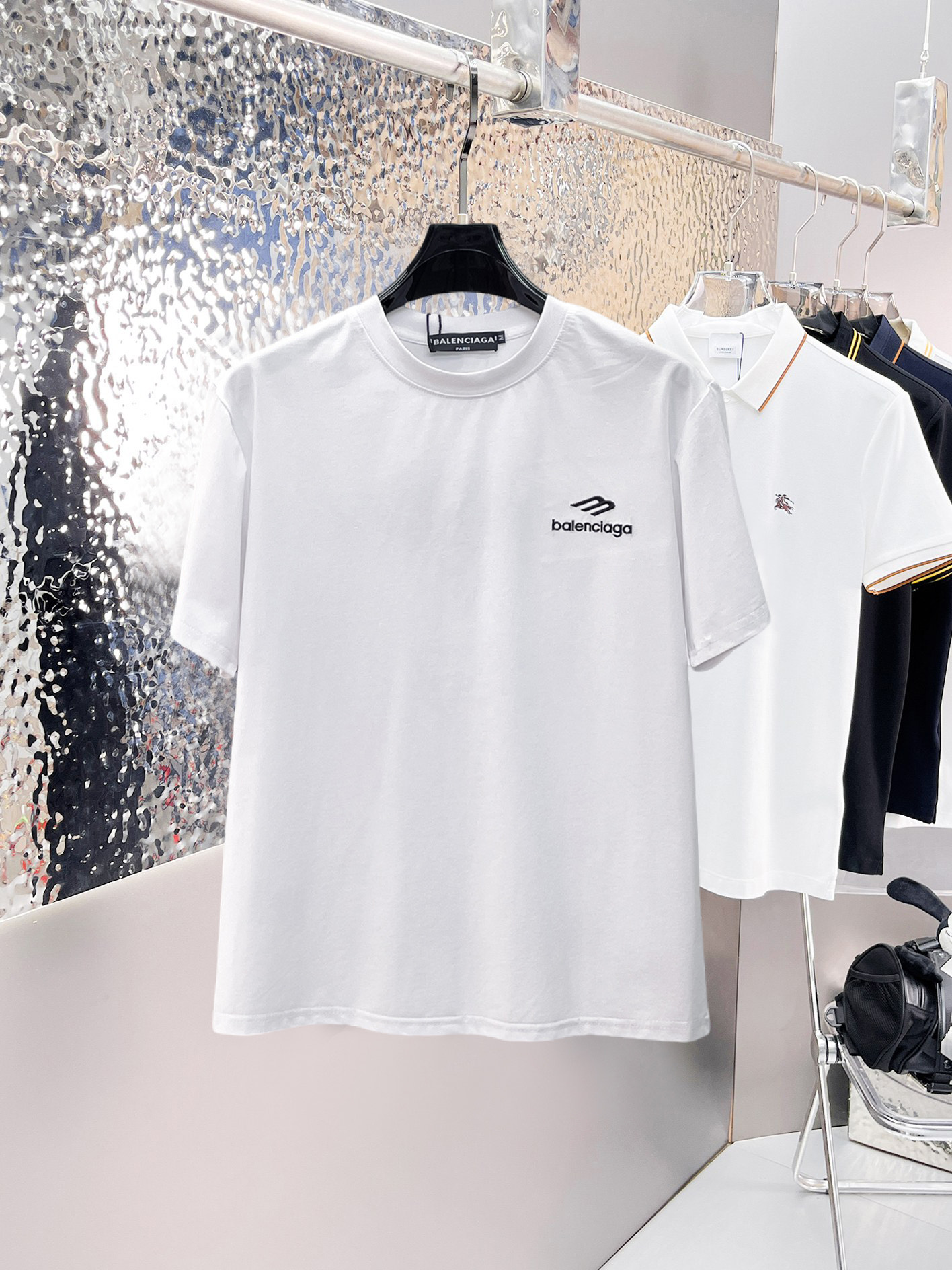 NO:862667,Balenciaga's top products 2026 spring and summer new debut counter latest short-sleeved round neck T-shirt, high-end customization, avant-garde and fashionable design!  The brand logo is designed with heavy craftsmanship. High-end customized 260g fabric. Soft to the touch. Comfortable to wear. Exquisite stitching at the counter level. Fine workmanship. The upper body effect is incomparably handsome!  A must-have item for a stylish man!  Size M-XXXL,,balenciaga,T-shirt,tees,t-shirt,19860909巴黎世家 顶级货品2026春夏新款首发专柜最新款短袖圆领T恤 高端订制 设计前卫时尚！品牌logo重工艺设计 高端定制260克面料.手感柔软.穿着舒适.专柜级别精致车线.做工精细.上身效果无敌帅气！型男必备单品！码数M-XXXL,,balenciaga,T-shirt,tees，t-shirt,,Men's clothing