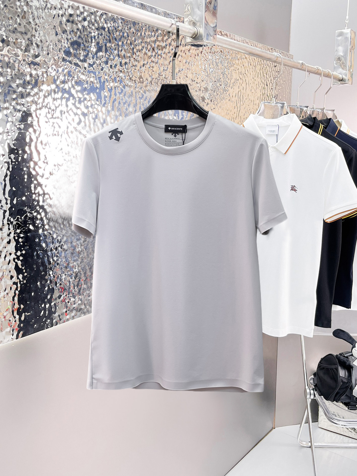 NO:862674,Descente's top products 2026 spring and summer new debut counter latest short-sleeved round neck T-shirt, high-end custom design, avant-garde and fashionable!  The brand logo is designed with heavy craftsmanship. High-end customized quick-drying fabrics. Soft to the touch. Comfortable to wear. Exquisite stitching at the counter level. Fine workmanship. The upper body effect is incomparably handsome!  A must-have item for a stylish man!  Size M-XXXL,,T-shirt,tees,t-shirt,19860909迪桑特 顶级货品2026春夏新款首发专柜最新款短袖圆领T恤 高端订制 设计前卫时尚！品牌logo重工艺设计 高端定制速干面料.手感柔软.穿着舒适.专柜级别精致车线.做工精细.上身效果无敌帅气！型男必备单品！码数M-XXXL,,T-shirt,tees，t-shirt,,Men's clothing