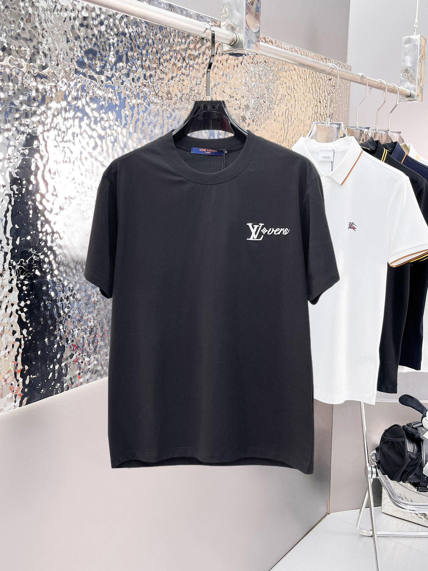 NO:862689,LV top products 2026 spring and summer new debut counter latest short-sleeved round neck T-shirt, high-end customization, avant-garde and fashionable design!  The brand logo is designed with heavy craftsmanship. High-end customized 260g fabric. Soft to the touch. Comfortable to wear. Exquisite stitching at the counter level. Fine workmanship. The upper body effect is incomparably handsome!  A must-have item for a stylish man!  Size M-XXXL,,louis vuitton,T-shirt,tees,t-shirt,19860909LV 顶级货品2026春夏新款首发专柜最新款短袖圆领T恤 高端订制 设计前卫时尚！品牌logo重工艺设计 高端定制260克面料.手感柔软.穿着舒适.专柜级别精致车线.做工精细.上身效果无敌帅气！型男必备单品！码数M-XXXL,,louis vuitton,T-shirt,tees，t-shirt,,Men's clothing