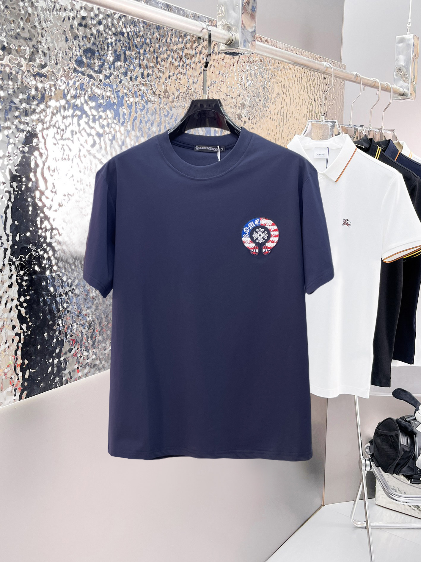 NO:862708,Kroxin's top products 2026 spring and summer new debut counter latest short-sleeved round neck T-shirt, high-end custom design, avant-garde and fashionable!  The brand logo is designed with heavy craftsmanship. High-end customized 260g fabric. Soft to the touch. Comfortable to wear. Exquisite stitching at the counter level. Fine workmanship. The upper body effect is incomparably handsome!  A must-have item for a stylish man!  Size M-XXXL,,chrome hearts,T-shirt,tees,t-shirt,19860909克罗心 顶级货品2026春夏新款首发专柜最新款短袖圆领T恤 高端订制 设计前卫时尚！品牌logo重工艺设计 高端定制260克面料.手感柔软.穿着舒适.专柜级别精致车线.做工精细.上身效果无敌帅气！型男必备单品！码数M-XXXL,,chrome hearts,T-shirt,tees，t-shirt,,Men's clothing