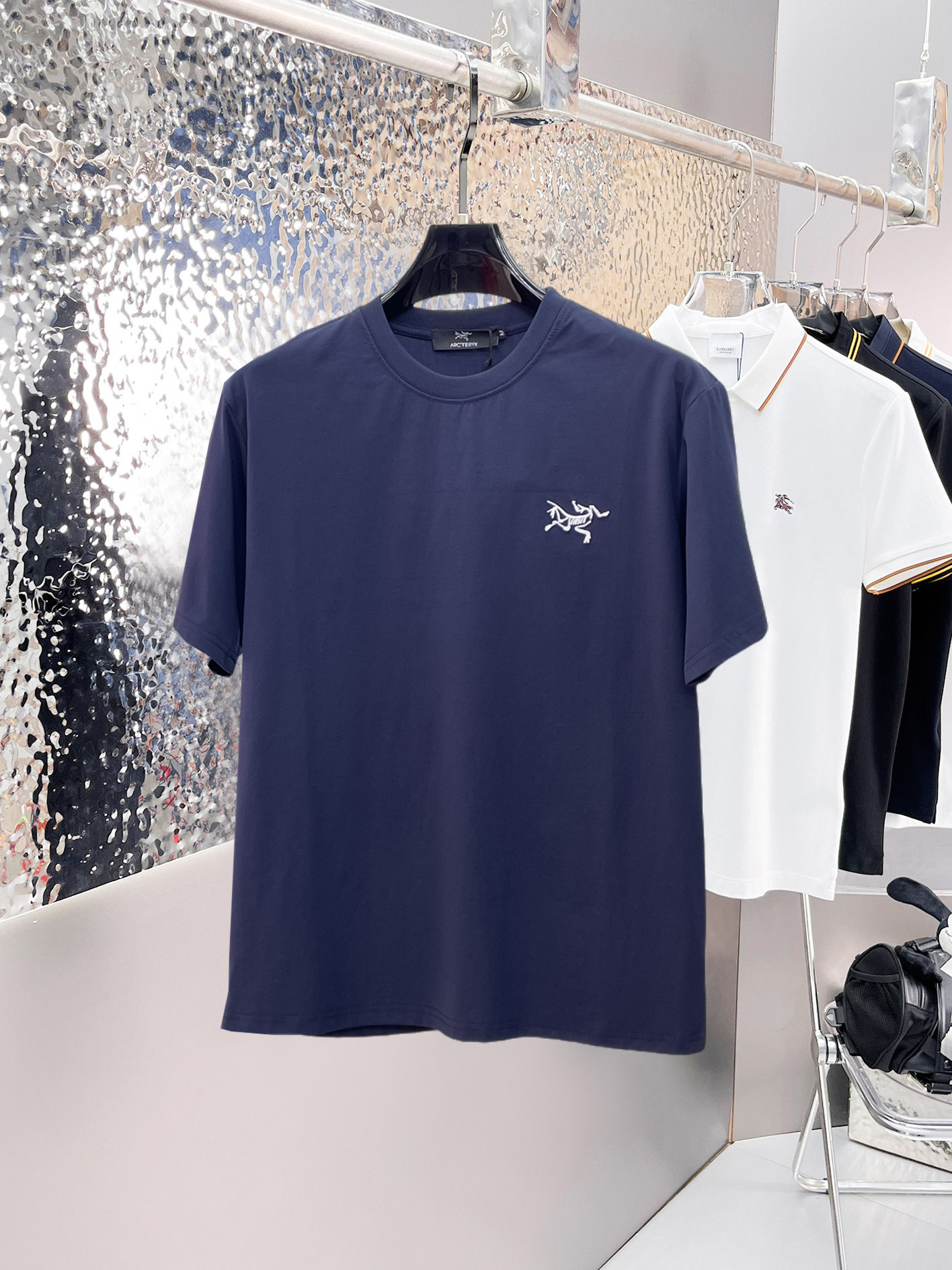 NO:862649,Arc'teryx's top products 2026 spring and summer new debut counter latest short-sleeved round neck T-shirt high-end custom design avant-garde fashion!  The brand logo is designed with heavy craftsmanship. High-end customized 260g fabric. Soft to the touch. Comfortable to wear. Exquisite stitching at the counter level. Fine workmanship. The upper body effect is incomparably handsome!  A must-have item for a stylish man!  Size M-XXXL,arc'teryx,T-shirt,tees,t-shirt,19860909始祖鸟 顶级货品2026春夏新款首发专柜最新款短袖圆领T恤 高端订制 设计前卫时尚！品牌logo重工艺设计 高端定制260克面料.手感柔软.穿着舒适.专柜级别精致车线.做工精细.上身效果无敌帅气！型男必备单品！码数M-XXXL,arc'teryx,T-shirt,tees，t-shirt,,Men's clothing