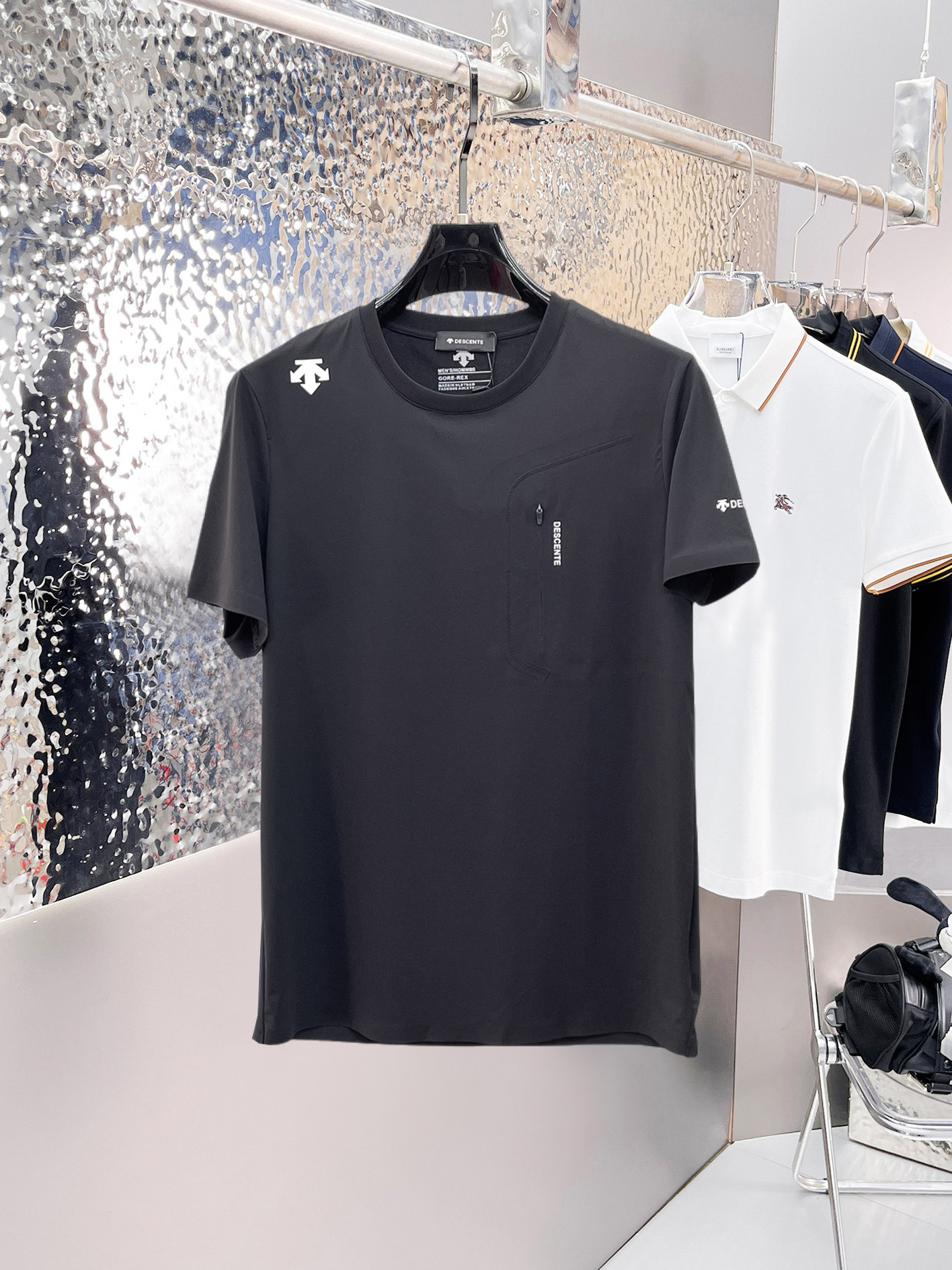 NO:862657,Descente's top products 2026 spring and summer new debut counter latest short-sleeved round neck T-shirt, high-end custom design, avant-garde and fashionable!  The brand logo is designed with heavy craftsmanship. High-end customized quick-drying fabrics. Soft to the touch. Comfortable to wear. Exquisite stitching at the counter level. Fine workmanship. The upper body effect is incomparably handsome!  A must-have item for a stylish man!  Size M-XXXL,,T-shirt,tees,t-shirt,19860909迪桑特 顶级货品2026春夏新款首发专柜最新款短袖圆领T恤 高端订制 设计前卫时尚！品牌logo重工艺设计 高端定制速干面料.手感柔软.穿着舒适.专柜级别精致车线.做工精细.上身效果无敌帅气！型男必备单品！码数M-XXXL,,T-shirt,tees，t-shirt,,Men's clothing