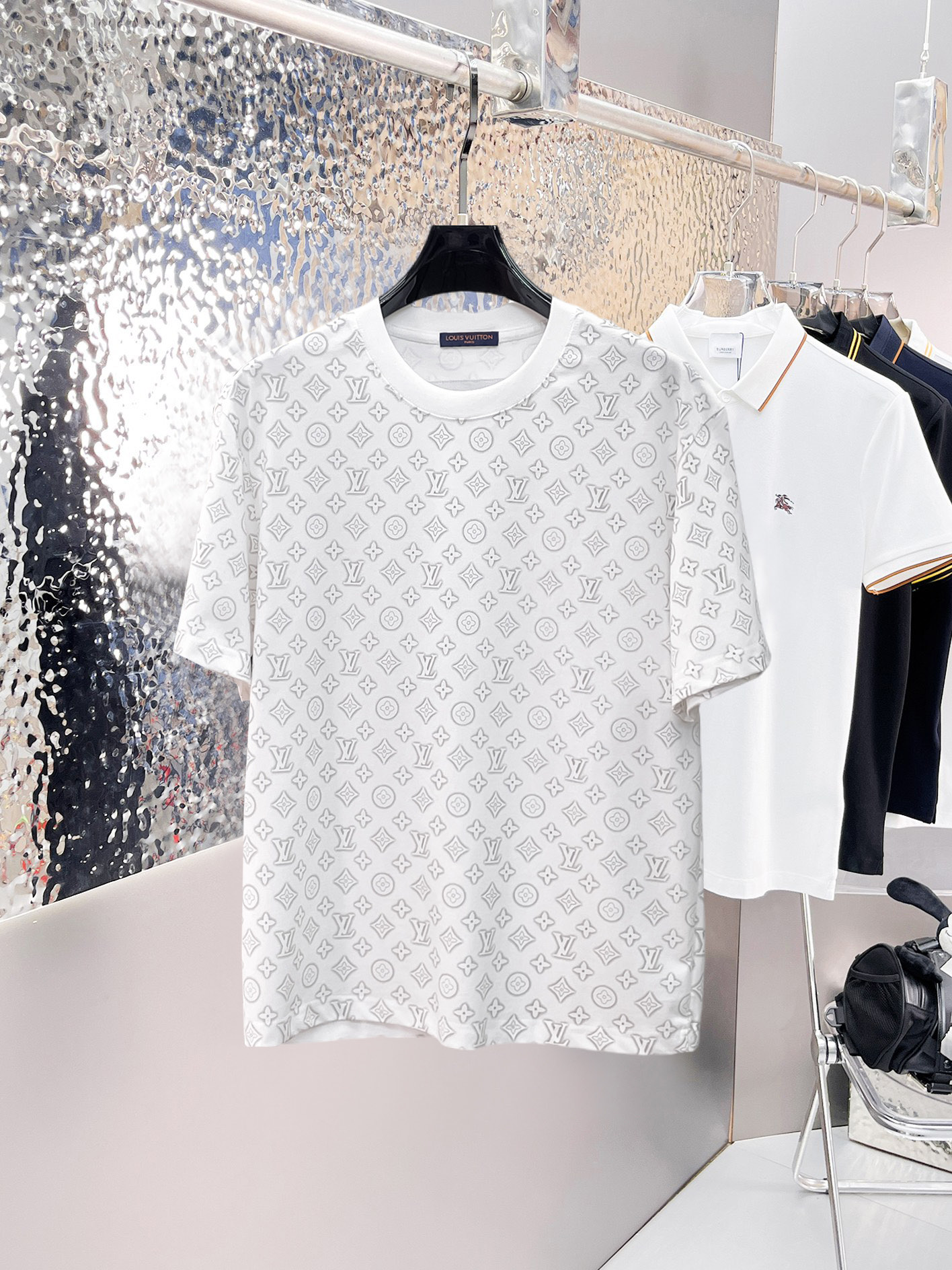 NO:862672,LV top products 2026 spring and summer new debut counter latest short-sleeved round neck T-shirt, high-end customization, avant-garde and fashionable design!  The brand logo is designed with heavy craftsmanship. High-end customized 260g fabric. Soft to the touch. Comfortable to wear. Exquisite stitching at the counter level. Fine workmanship. The upper body effect is incomparably handsome!  A must-have item for a stylish man!  Size M-XXXL,,louis vuitton,T-shirt,tees,t-shirt,19860909LV 顶级货品2026春夏新款首发专柜最新款短袖圆领T恤 高端订制 设计前卫时尚！品牌logo重工艺设计 高端定制260克面料.手感柔软.穿着舒适.专柜级别精致车线.做工精细.上身效果无敌帅气！型男必备单品！码数M-XXXL,,louis vuitton,T-shirt,tees，t-shirt,,Men's clothing