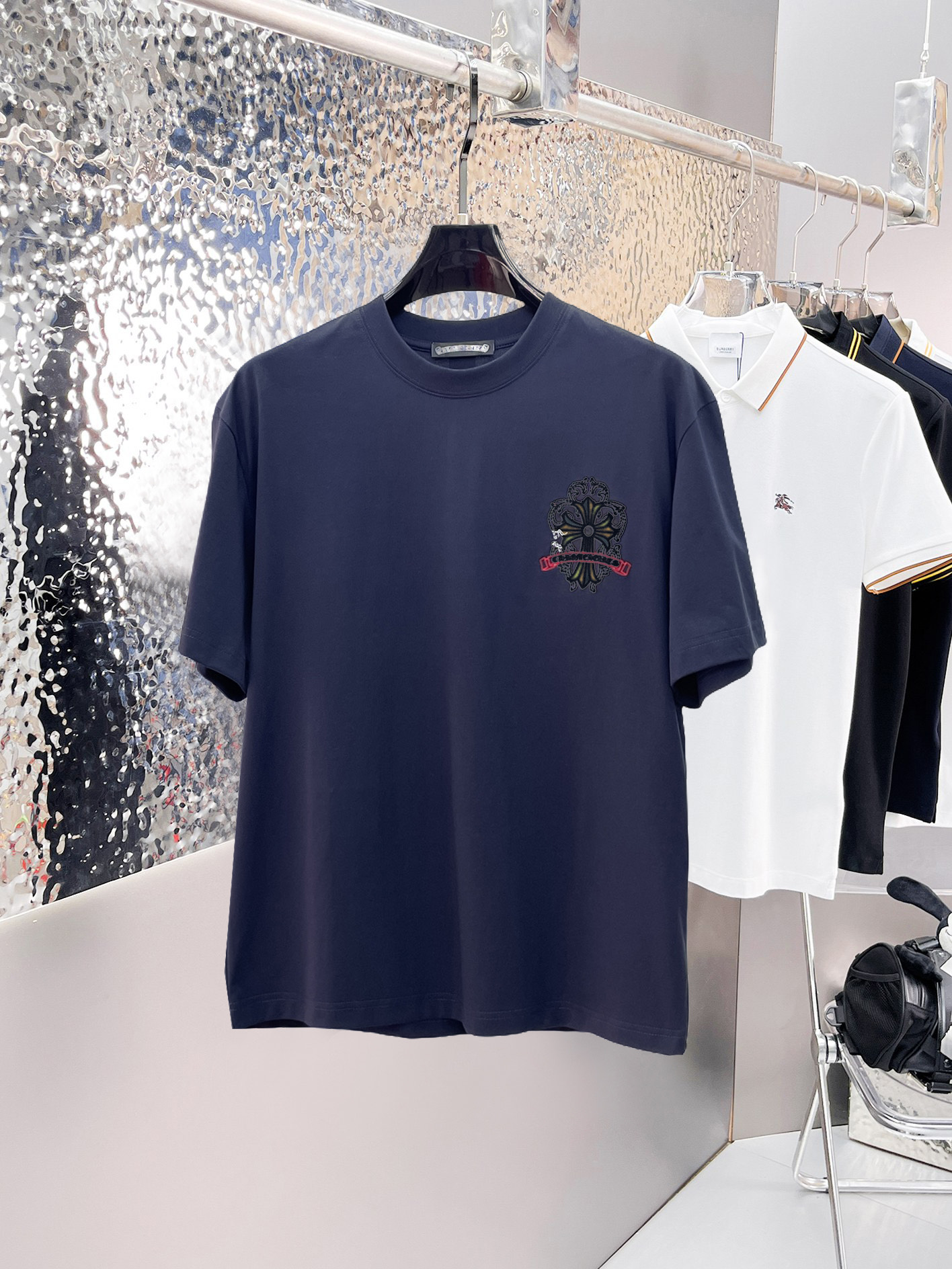 NO:862680,Kroxin's top products 2026 spring and summer new debut counter latest short-sleeved round neck T-shirt, high-end custom design, avant-garde and fashionable!  The brand logo is designed with heavy craftsmanship. High-end customized 260g fabric. Soft to the touch. Comfortable to wear. Exquisite stitching at the counter level. Fine workmanship. The upper body effect is incomparably handsome!  A must-have item for a stylish man!  Size M-XXXL,,chrome hearts,T-shirt,tees,t-shirt,19860909克罗心 顶级货品2026春夏新款首发专柜最新款短袖圆领T恤 高端订制 设计前卫时尚！品牌logo重工艺设计 高端定制260克面料.手感柔软.穿着舒适.专柜级别精致车线.做工精细.上身效果无敌帅气！型男必备单品！码数M-XXXL,,chrome hearts,T-shirt,tees，t-shirt,,Men's clothing