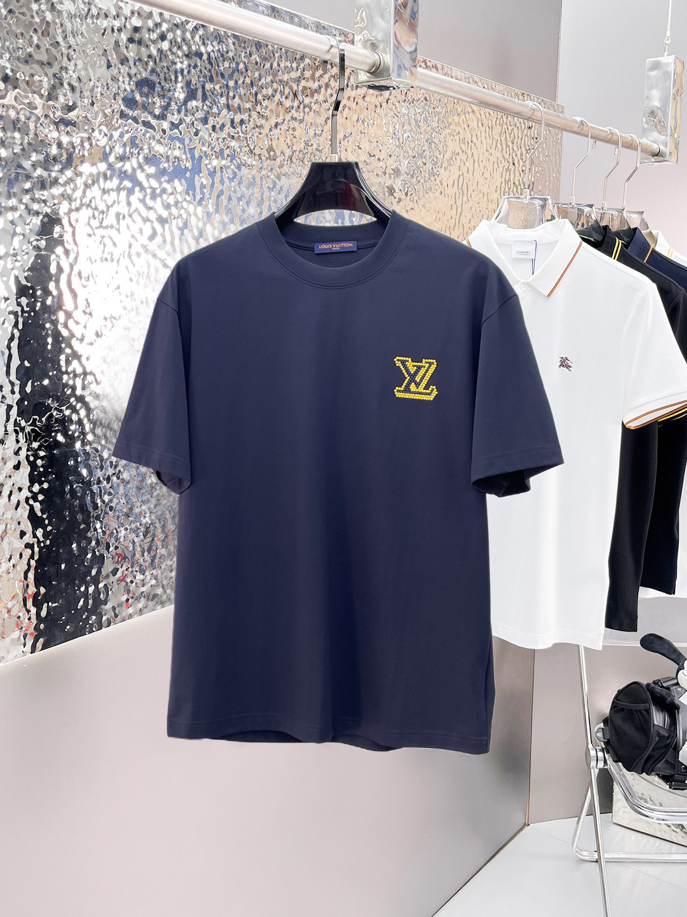NO:862687,LV top products 2026 spring and summer new debut counter latest short-sleeved round neck T-shirt, high-end customization, avant-garde and fashionable design!  The brand logo is designed with heavy craftsmanship. High-end customized 260g fabric. Soft to the touch. Comfortable to wear. Exquisite stitching at the counter level. Fine workmanship. The upper body effect is incomparably handsome!  A must-have item for a stylish man!  Size M-XXXL,,louis vuitton,T-shirt,tees,t-shirt,19860909LV 顶级货品2026春夏新款首发专柜最新款短袖圆领T恤 高端订制 设计前卫时尚！品牌logo重工艺设计 高端定制260克面料.手感柔软.穿着舒适.专柜级别精致车线.做工精细.上身效果无敌帅气！型男必备单品！码数M-XXXL,,louis vuitton,T-shirt,tees，t-shirt,,Men's clothing