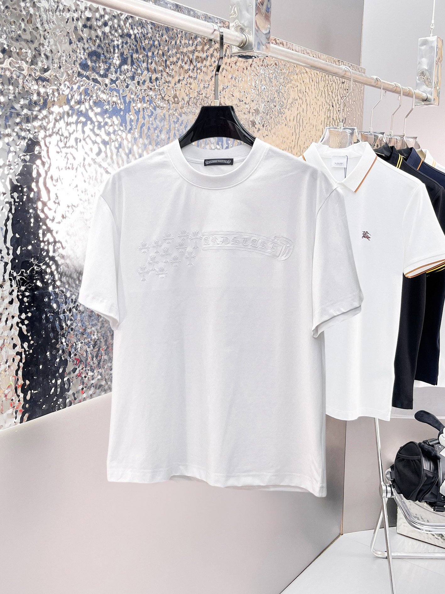 NO:862699,Kroxin's top products 2026 spring and summer new debut counter latest short-sleeved round neck T-shirt, high-end custom design, avant-garde and fashionable!  The brand logo is designed with heavy craftsmanship. High-end customized 260g fabric. Soft to the touch. Comfortable to wear. Exquisite stitching at the counter level. Fine workmanship. The upper body effect is incomparably handsome!  A must-have item for a stylish man!  Size M-XXXL,,chrome hearts,T-shirt,tees,t-shirt,19860909克罗心 顶级货品2026春夏新款首发专柜最新款短袖圆领T恤 高端订制 设计前卫时尚！品牌logo重工艺设计 高端定制260克面料.手感柔软.穿着舒适.专柜级别精致车线.做工精细.上身效果无敌帅气！型男必备单品！码数M-XXXL,,chrome hearts,T-shirt,tees，t-shirt,,Men's clothing