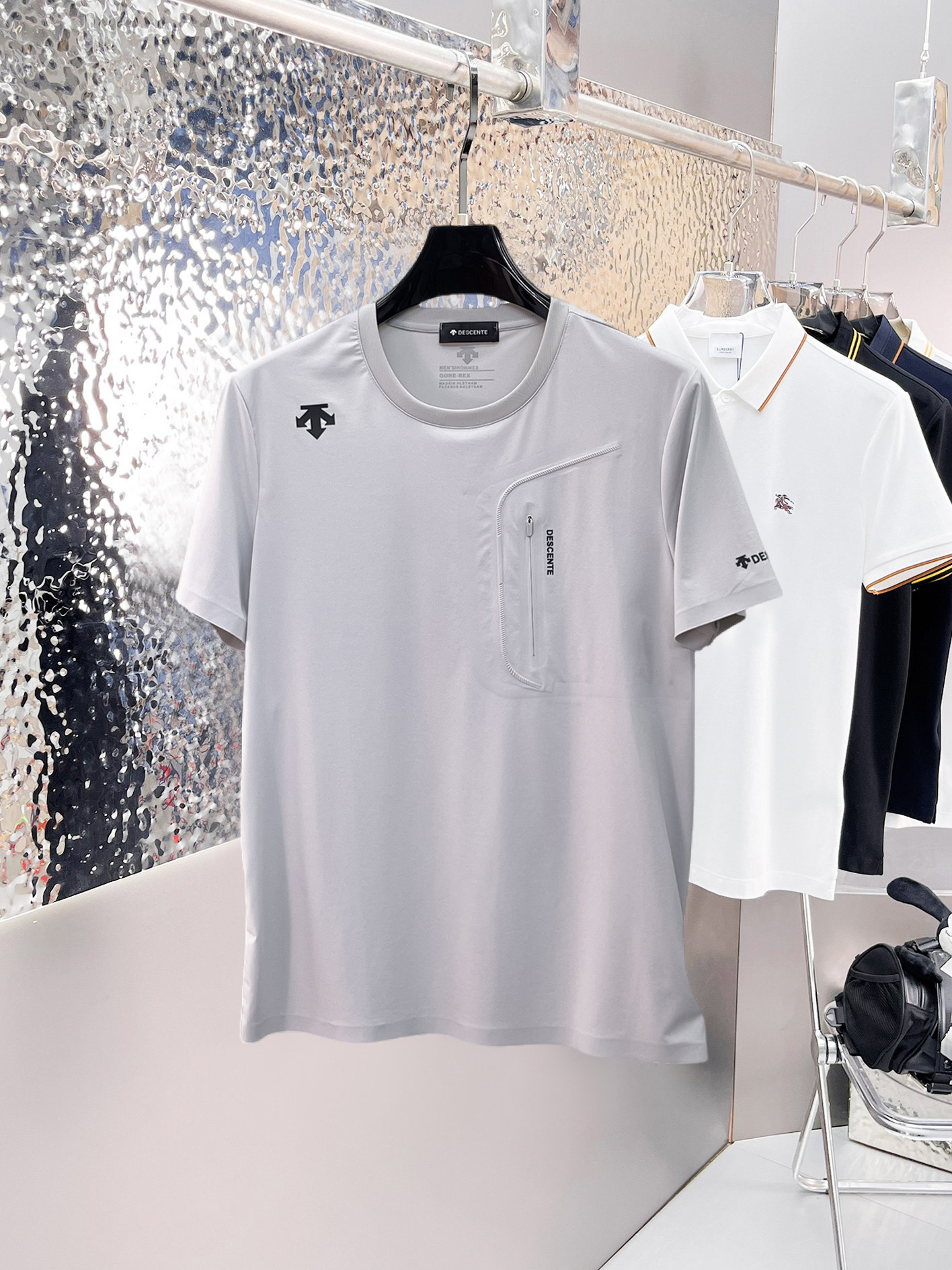 NO:862714,Descente's top products 2026 spring and summer new debut counter latest short-sleeved round neck T-shirt, high-end custom design, avant-garde and fashionable!  The brand logo is designed with heavy craftsmanship. High-end customized quick-drying fabrics. Soft to the touch. Comfortable to wear. Exquisite stitching at the counter level. Fine workmanship. The upper body effect is incomparably handsome!  A must-have item for a stylish man!  Size M-XXXL,,T-shirt,tees,t-shirt,19860909迪桑特 顶级货品2026春夏新款首发专柜最新款短袖圆领T恤 高端订制 设计前卫时尚！品牌logo重工艺设计 高端定制速干面料.手感柔软.穿着舒适.专柜级别精致车线.做工精细.上身效果无敌帅气！型男必备单品！码数M-XXXL,,T-shirt,tees，t-shirt,,Men's clothing