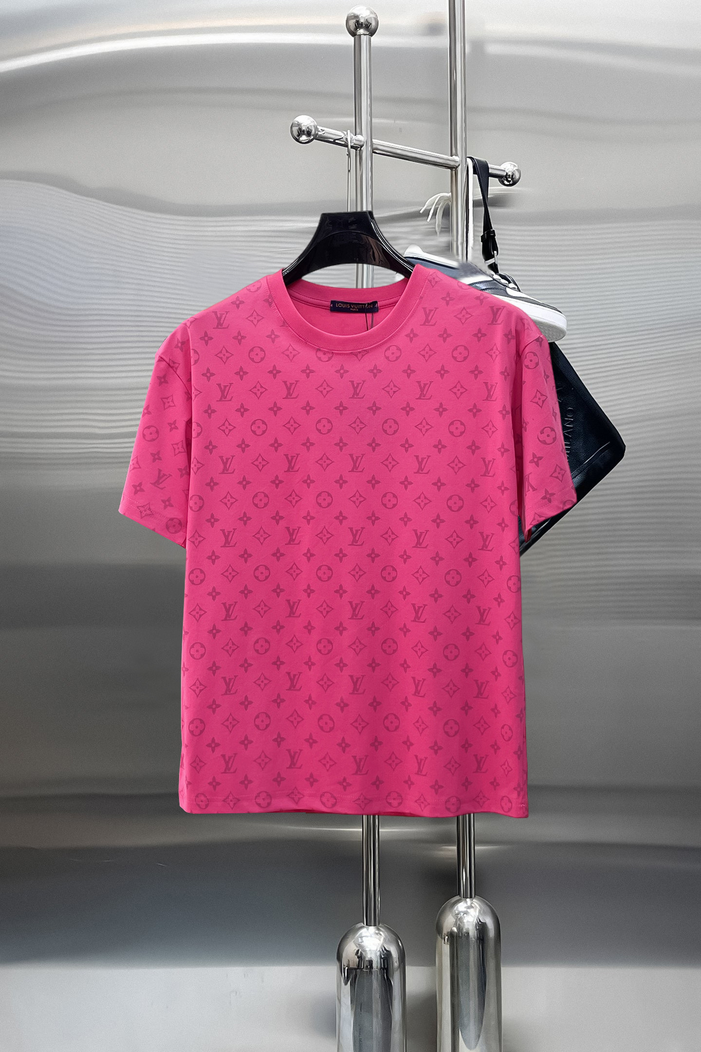 NO:869744,LV top products 2026 spring and summer new debut counter latest short-sleeved round neck T-shirt, high-end customization, avant-garde and fashionable design!  The brand logo is designed with heavy craftsmanship. High-end customized 260g fabric. Soft to the touch. Comfortable to wear. Exquisite stitching at the counter level. Fine workmanship. The upper body effect is incomparably handsome!  A must-have item for a stylish man!  Size M-XXXL,,louis vuitton,T-shirt,tees,t-shirt,19860909LV 顶级货品2026春夏新款首发专柜最新款短袖圆领T恤 高端订制 设计前卫时尚！品牌logo重工艺设计 高端定制260克面料.手感柔软.穿着舒适.专柜级别精致车线.做工精细.上身效果无敌帅气！型男必备单品！码数M-XXXL,,louis vuitton,T-shirt,tees，t-shirt,,Men's clothing