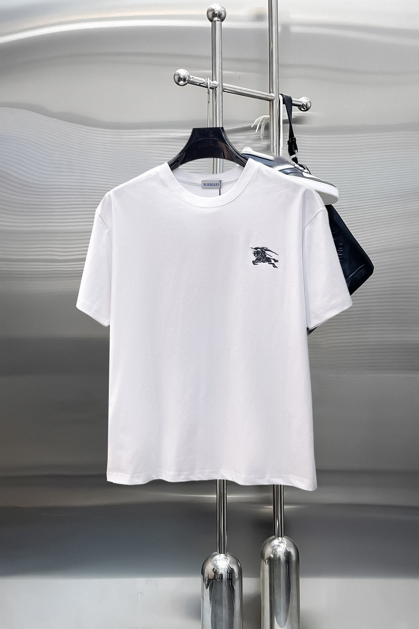NO:869751,Burberry's top products 2026 spring and summer new debut counter latest short-sleeved round neck T-shirt, high-end custom design, avant-garde and fashionable!  The brand logo is designed with heavy craftsmanship. High-end customized 260g fabric. Soft to the touch. Comfortable to wear. Exquisite stitching at the counter level. Fine workmanship. The upper body effect is incomparably handsome!  A must-have item for a stylish man!  Size M-XXXL,,burberry,T-shirt,tees,t-shirt,19860909巴宝莉 顶级货品2026春夏新款首发专柜最新款短袖圆领T恤 高端订制 设计前卫时尚！品牌logo重工艺设计 高端定制260克面料.手感柔软.穿着舒适.专柜级别精致车线.做工精细.上身效果无敌帅气！型男必备单品！码数M-XXXL,,burberry,T-shirt,tees，t-shirt,,Men's clothing