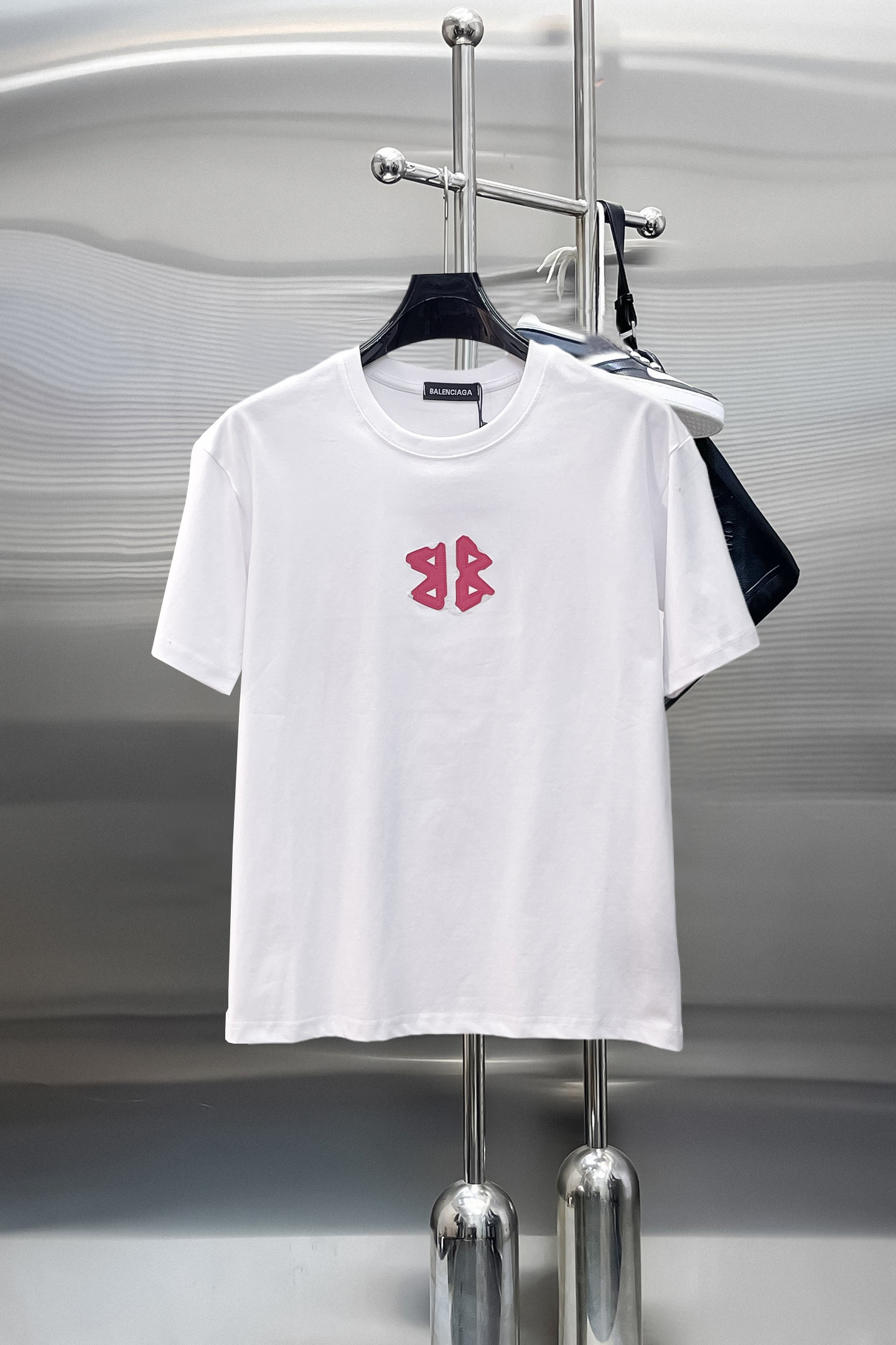 NO:869758,Balenciaga's top products 2026 spring and summer new debut counter latest short-sleeved round neck T-shirt, high-end customization, avant-garde and fashionable design!  The brand logo is designed with heavy craftsmanship. High-end customized 260g fabric. Soft to the touch. Comfortable to wear. Exquisite stitching at the counter level. Fine workmanship. The upper body effect is incomparably handsome!  A must-have item for a stylish man!  Size M-XXXL,,balenciaga,T-shirt,tees,t-shirt,19860909巴黎世家 顶级货品2026春夏新款首发专柜最新款短袖圆领T恤 高端订制 设计前卫时尚！品牌logo重工艺设计 高端定制260克面料.手感柔软.穿着舒适.专柜级别精致车线.做工精细.上身效果无敌帅气！型男必备单品！码数M-XXXL,,balenciaga,T-shirt,tees，t-shirt,,Men's clothing
