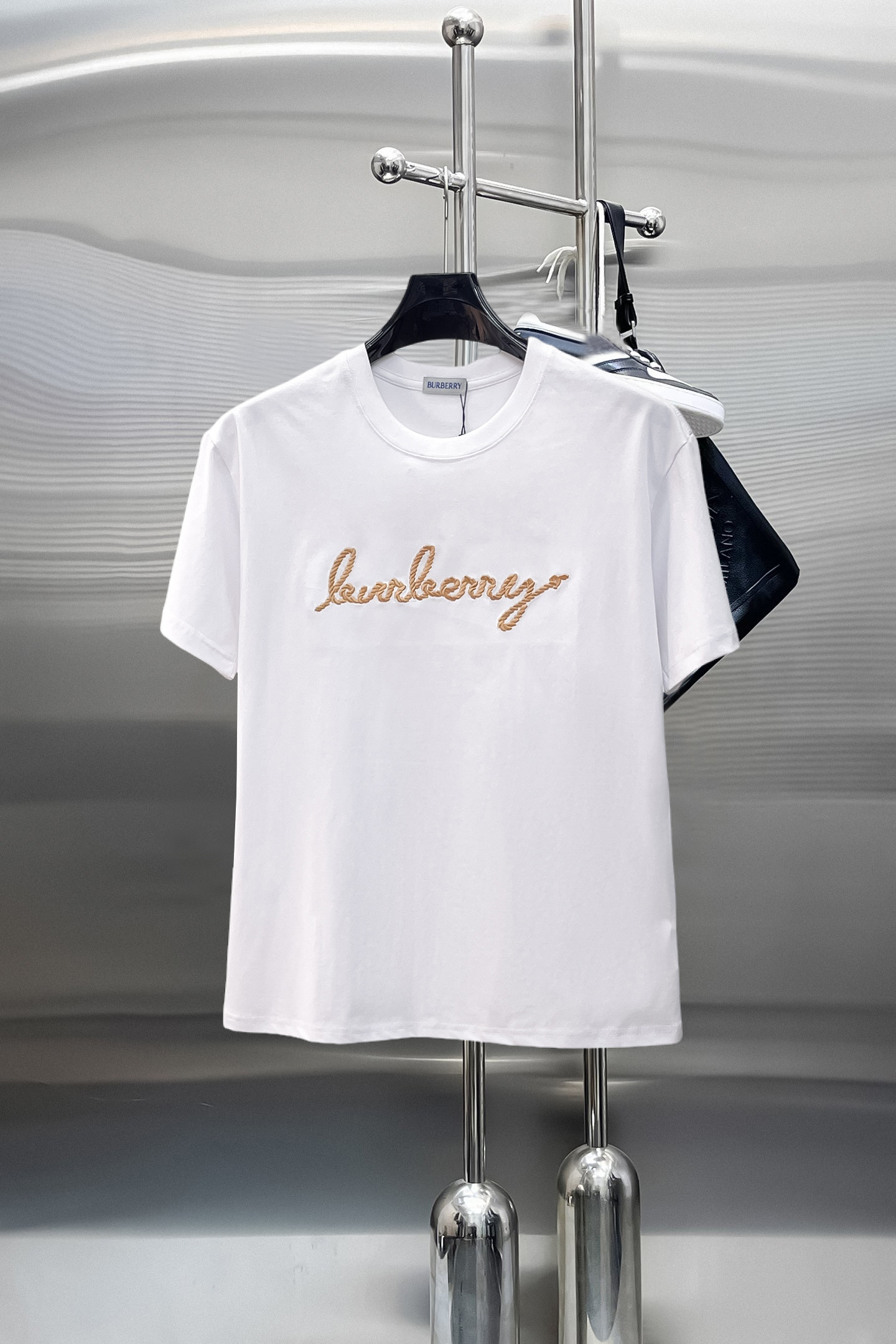 NO:869770,Burberry's top products 2026 spring and summer new debut counter latest short-sleeved round neck T-shirt, high-end custom design, avant-garde and fashionable!  The brand logo is designed with heavy craftsmanship. High-end customized 260g fabric. Soft to the touch. Comfortable to wear. Exquisite stitching at the counter level. Fine workmanship. The upper body effect is incomparably handsome!  A must-have item for a stylish man!  Size M-XXXL,,burberry,T-shirt,tees,t-shirt,19860909巴宝莉 顶级货品2026春夏新款首发专柜最新款短袖圆领T恤 高端订制 设计前卫时尚！品牌logo重工艺设计 高端定制260克面料.手感柔软.穿着舒适.专柜级别精致车线.做工精细.上身效果无敌帅气！型男必备单品！码数M-XXXL,,burberry,T-shirt,tees，t-shirt,,Men's clothing