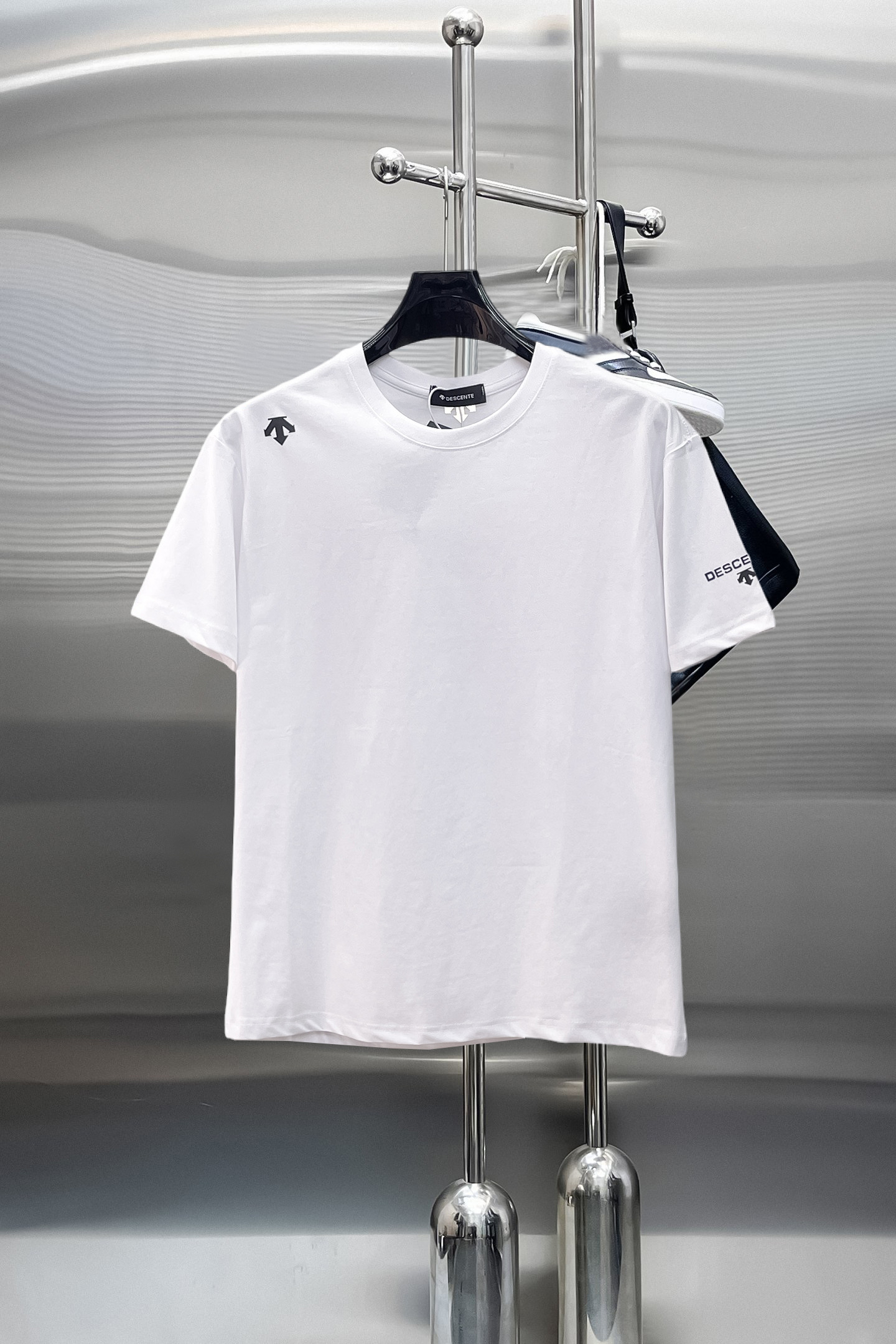 NO:869776,Descente's top products 2026 spring and summer new debut counter latest short-sleeved round neck T-shirt, high-end custom design, avant-garde and fashionable!  The brand logo is designed with heavy craftsmanship. High-end customized 260g fabric. Soft to the touch. Comfortable to wear. Exquisite stitching at the counter level. Fine workmanship. The upper body effect is incomparably handsome!  A must-have item for a stylish man!  Size M-XXXL,,T-shirt,tees,t-shirt,19860909迪桑特 顶级货品2026春夏新款首发专柜最新款短袖圆领T恤 高端订制 设计前卫时尚！品牌logo重工艺设计 高端定制260克面料.手感柔软.穿着舒适.专柜级别精致车线.做工精细.上身效果无敌帅气！型男必备单品！码数M-XXXL,,T-shirt,tees，t-shirt,,Men's clothing