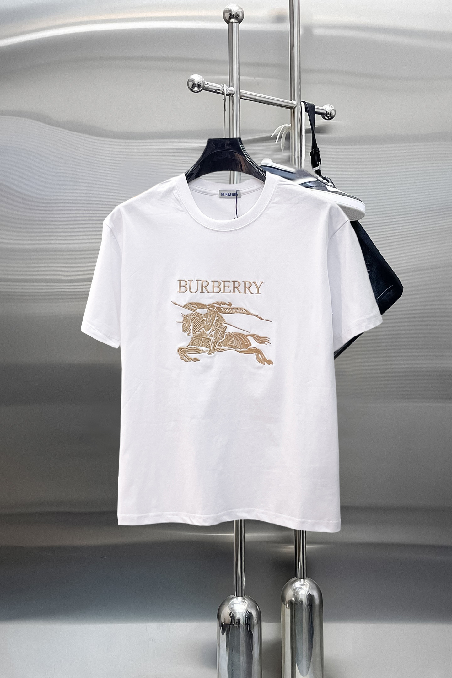 NO:869781,Burberry's top products 2026 spring and summer new debut counter latest short-sleeved round neck T-shirt, high-end custom design, avant-garde and fashionable!  The brand logo is designed with heavy craftsmanship. High-end customized 260g fabric. Soft to the touch. Comfortable to wear. Exquisite stitching at the counter level. Fine workmanship. The upper body effect is incomparably handsome!  A must-have item for a stylish man!  Size M-XXXL,,burberry,T-shirt,tees,t-shirt,19860909巴宝莉 顶级货品2026春夏新款首发专柜最新款短袖圆领T恤 高端订制 设计前卫时尚！品牌logo重工艺设计 高端定制260克面料.手感柔软.穿着舒适.专柜级别精致车线.做工精细.上身效果无敌帅气！型男必备单品！码数M-XXXL,,burberry,T-shirt,tees，t-shirt,,Men's clothing