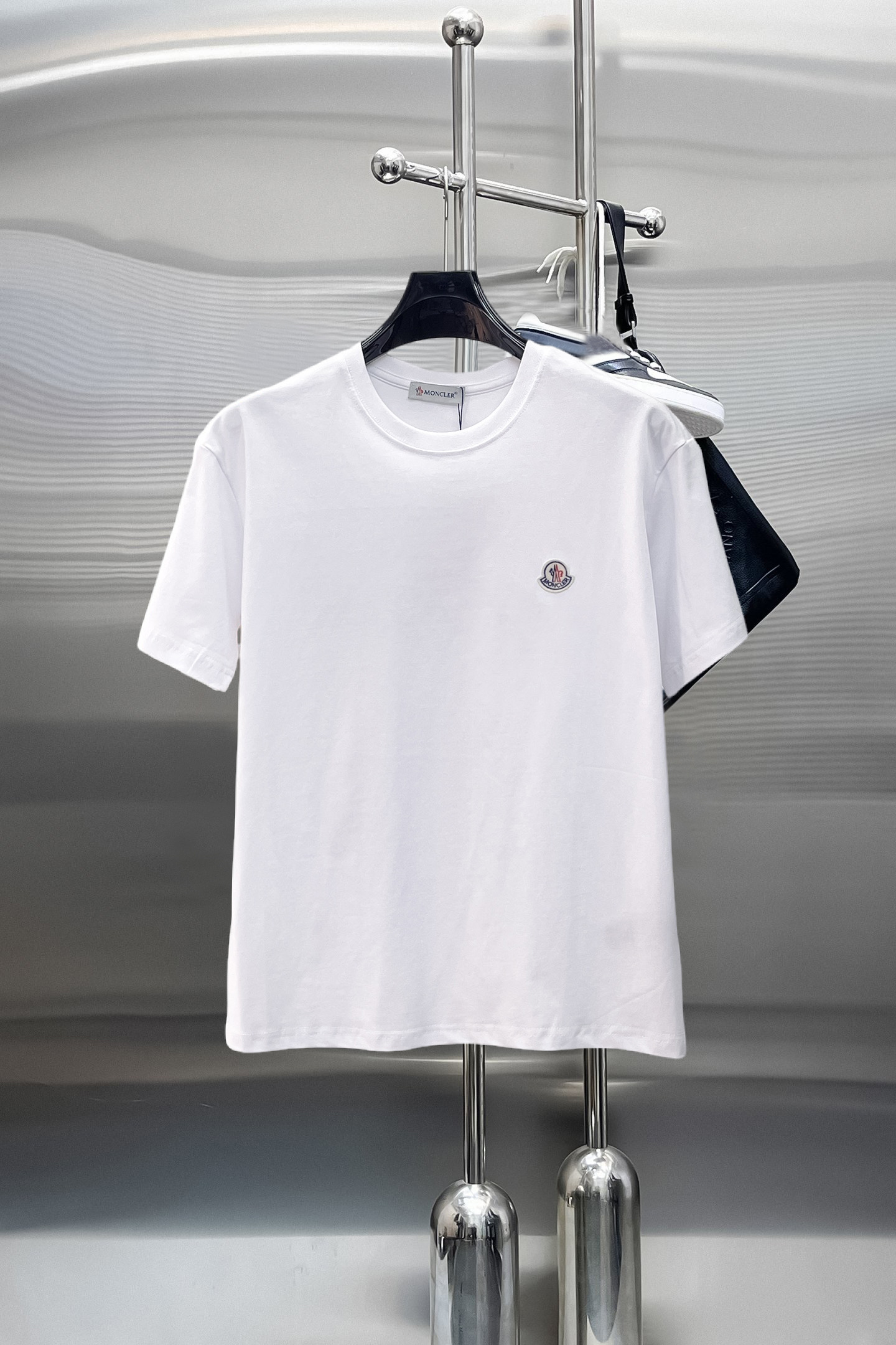 NO:869789,Mengkou's top products 2026 spring and summer new debut counter latest short-sleeved round neck T-shirt high-end custom design avant-garde fashion!  The brand logo is designed with heavy craftsmanship. High-end customized 260g fabric. Soft to the touch. Comfortable to wear. Exquisite stitching at the counter level. Fine workmanship. The upper body effect is incomparably handsome!  A must-have item for a stylish man!  Size M-XXXL,,Moncler,T-shirt,tees,t-shirt,19860909蒙口 顶级货品2026春夏新款首发专柜最新款短袖圆领T恤 高端订制 设计前卫时尚！品牌logo重工艺设计 高端定制260克面料.手感柔软.穿着舒适.专柜级别精致车线.做工精细.上身效果无敌帅气！型男必备单品！码数M-XXXL,,Moncler,T-shirt,tees，t-shirt,,Men's clothing