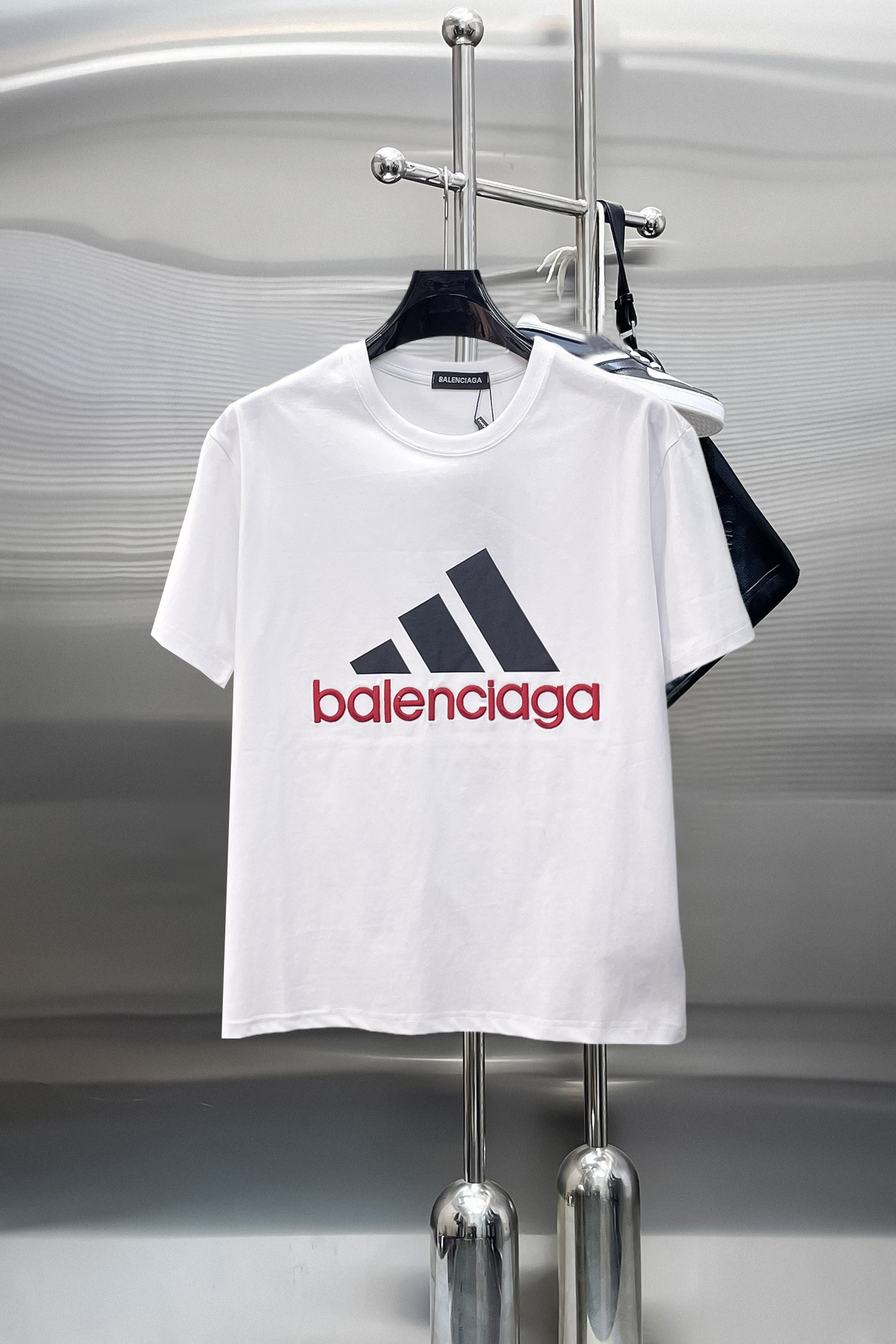 NO:869799,Balenciaga's top products 2026 spring and summer new debut counter latest short-sleeved round neck T-shirt, high-end customization, avant-garde and fashionable design!  The brand logo is designed with heavy craftsmanship. High-end customized 260g fabric. Soft to the touch. Comfortable to wear. Exquisite stitching at the counter level. Fine workmanship. The upper body effect is incomparably handsome!  A must-have item for a stylish man!  Size M-XXXL,,balenciaga,T-shirt,tees,t-shirt,19860909巴黎世家 顶级货品2026春夏新款首发专柜最新款短袖圆领T恤 高端订制 设计前卫时尚！品牌logo重工艺设计 高端定制260克面料.手感柔软.穿着舒适.专柜级别精致车线.做工精细.上身效果无敌帅气！型男必备单品！码数M-XXXL,,balenciaga,T-shirt,tees，t-shirt,,Men's clothing