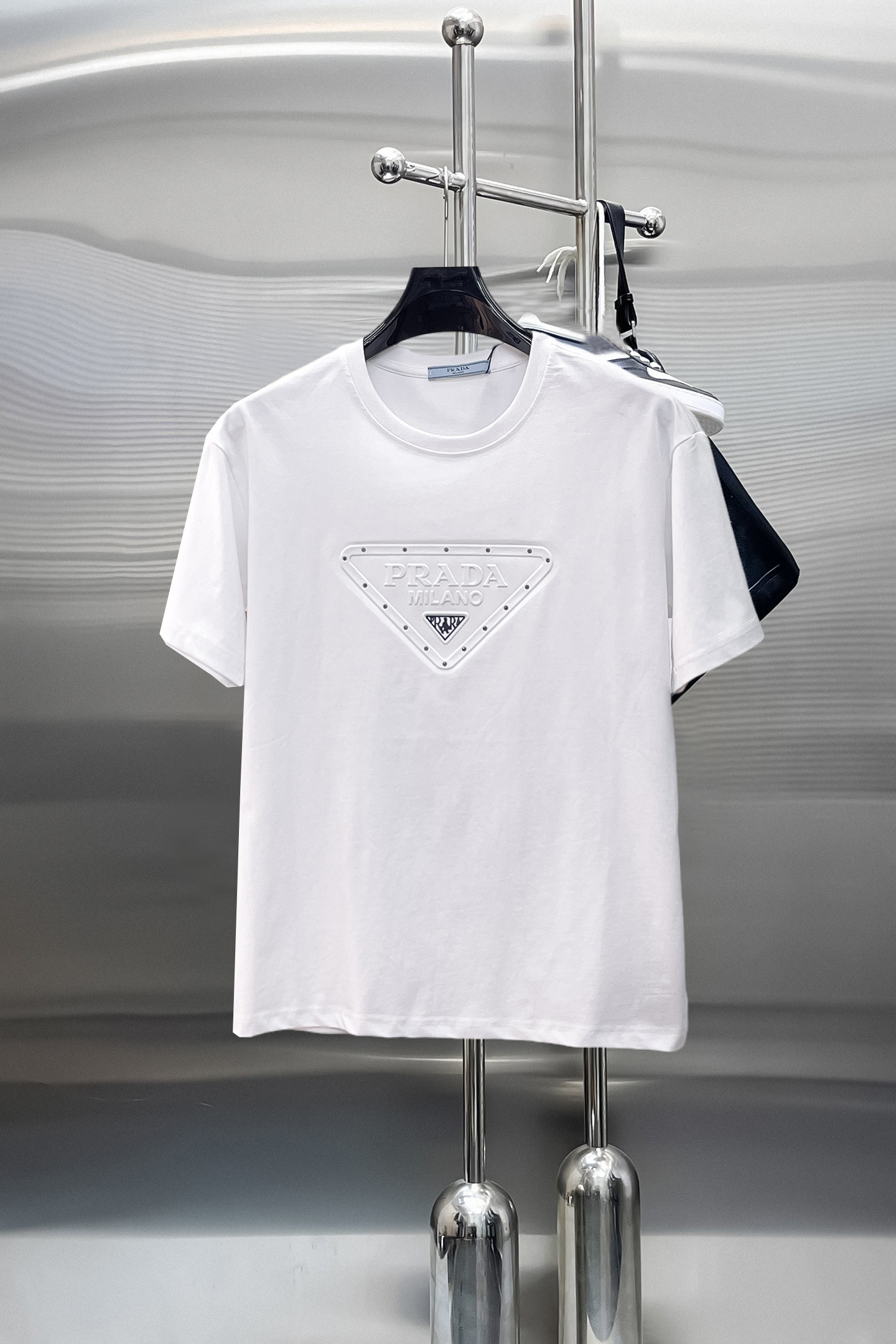 NO:869819,Prada's top products 2026 spring and summer new debut counter latest short-sleeved round neck T-shirt, high-end customization, avant-garde and fashionable design!  The brand logo is designed with heavy craftsmanship. High-end customized 260g fabric. Soft to the touch. Comfortable to wear. Exquisite stitching at the counter level. Fine workmanship. The upper body effect is incomparably handsome!  A must-have item for a stylish man!  Size M-XXXL,,prada,T-shirt,tees,t-shirt,19860909普拉达 顶级货品2026春夏新款首发专柜最新款短袖圆领T恤 高端订制 设计前卫时尚！品牌logo重工艺设计 高端定制260克面料.手感柔软.穿着舒适.专柜级别精致车线.做工精细.上身效果无敌帅气！型男必备单品！码数M-XXXL,,prada,T-shirt,tees，t-shirt,,Men's clothing