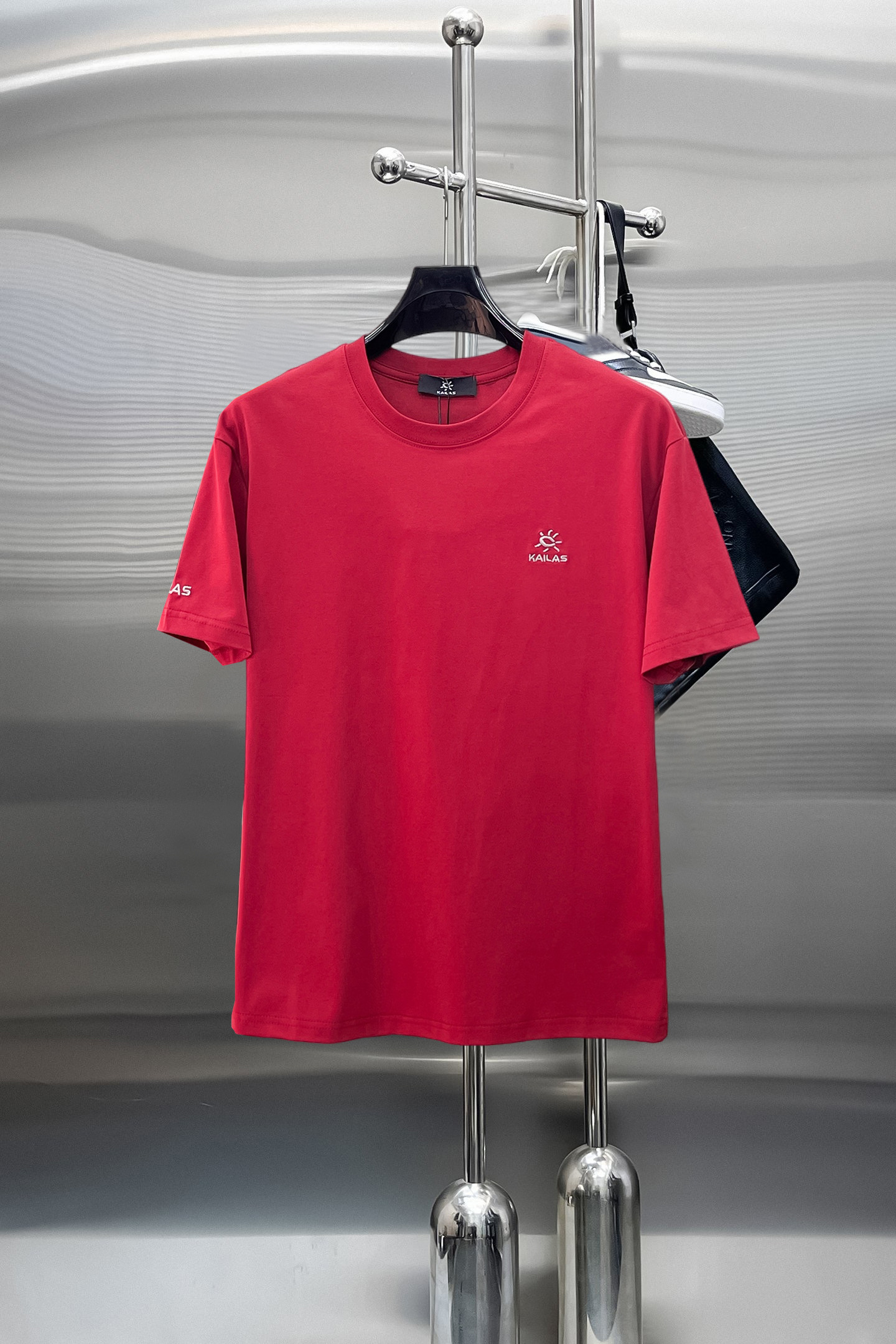 NO:869828,Kailer Stone's top products 2026 spring and summer new debut counter, the latest short-sleeved round neck T-shirt, high-end customization, avant-garde and fashionable design!  The brand logo is designed with heavy craftsmanship. High-end customized 260g fabric. Soft to the touch. Comfortable to wear. Exquisite stitching at the counter level. Fine workmanship. The upper body effect is incomparably handsome!  A must-have item for a stylish man!  Size M-XXXL,,T-shirt,tees,t-shirt,19860909凯乐石顶级货品2026春夏新款首发专柜最新款短袖圆领T恤 高端订制 设计前卫时尚！品牌logo重工艺设计 高端定制260克面料.手感柔软.穿着舒适.专柜级别精致车线.做工精细.上身效果无敌帅气！型男必备单品！码数M-XXXL,,T-shirt,tees，t-shirt,,Men's clothing