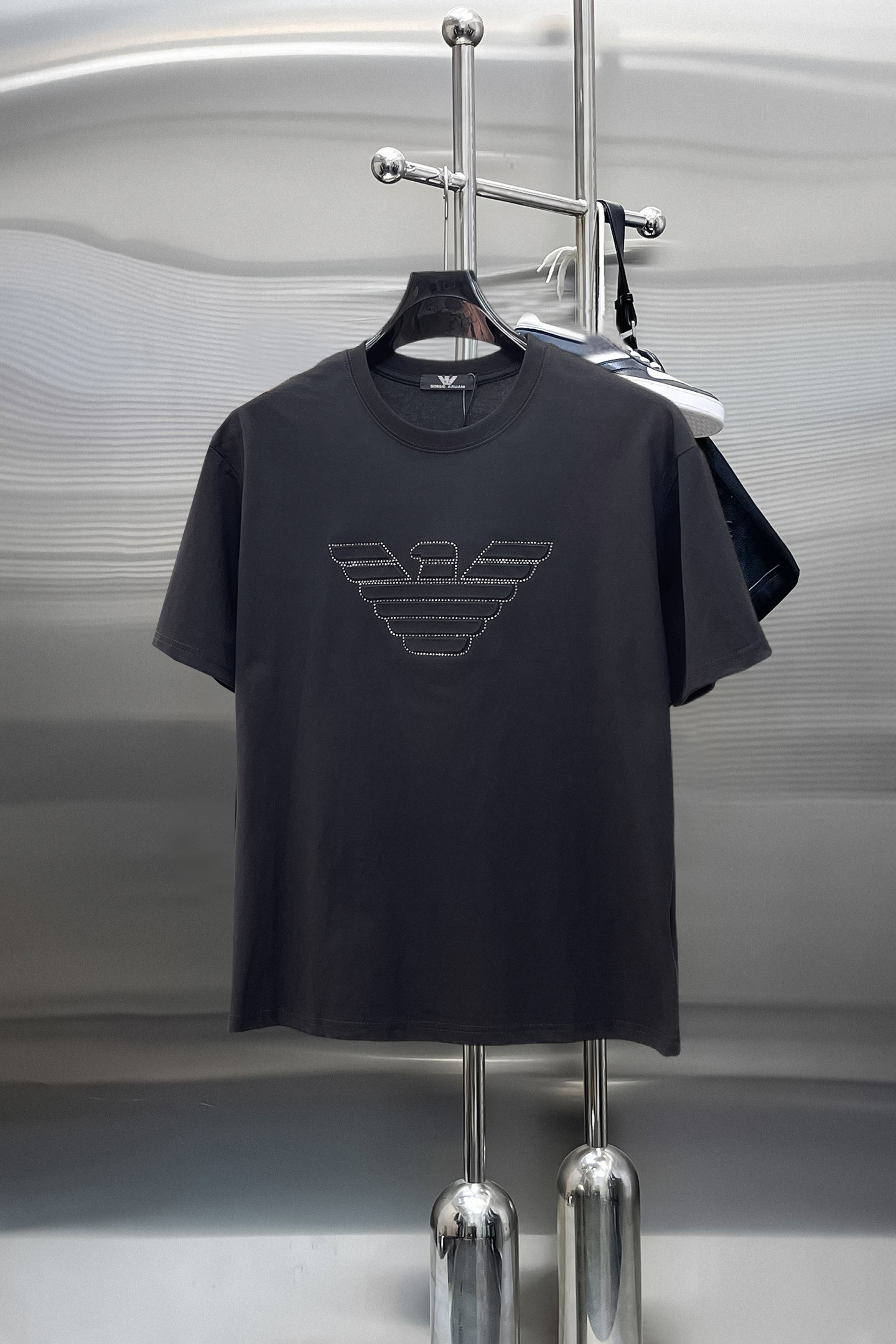 NO:869838,Armani's top product 2026 spring and summer new debut counter latest short-sleeved round neck T-shirt, high-end custom design, avant-garde and fashionable!  The brand logo is designed with heavy craftsmanship. High-end customized 260g fabric. Soft to the touch. Comfortable to wear. Exquisite stitching at the counter level. Fine workmanship. The upper body effect is incomparably handsome!  A must-have item for a stylish man!  Size M-XXXL,,armani,T-shirt,tees,t-shirt,19860909阿玛尼 顶级货品2026春夏新款首发专柜最新款短袖圆领T恤 高端订制 设计前卫时尚！品牌logo重工艺设计 高端定制260克面料.手感柔软.穿着舒适.专柜级别精致车线.做工精细.上身效果无敌帅气！型男必备单品！码数M-XXXL,,armani,T-shirt,tees，t-shirt,,Men's clothing