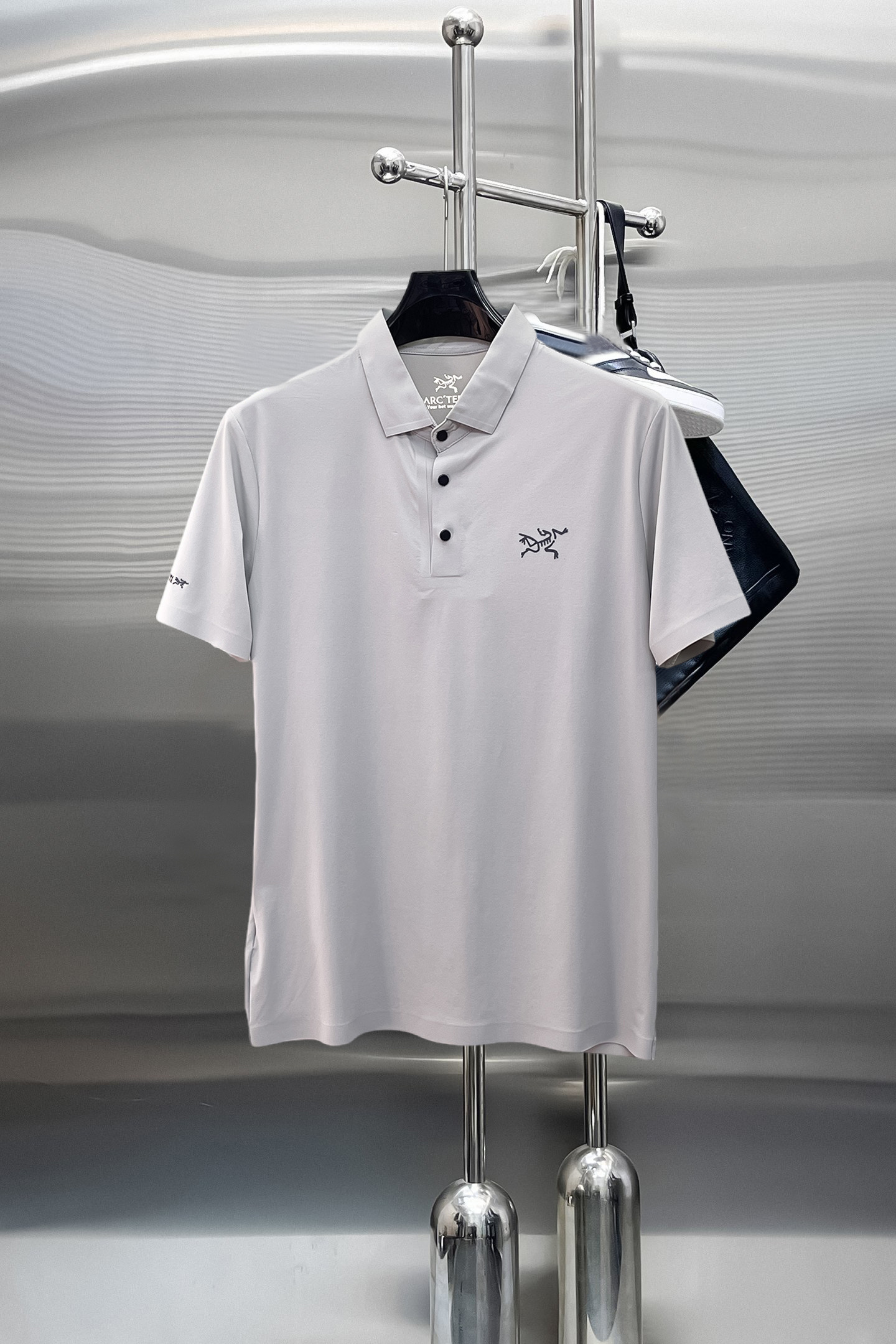 NO:869847,Arc'teryx 2026ss summer new letter logo men's lapel Polo shirt!  Classic business men's style, the ceiling-level business men's style of high-end men's clothing!  Simple and fashionable yet elegant, it looks great when worn alone, and quality control/details control can be taken away with your eyes closed. It is low-key, luxurious and connotative!  The custom-woven mesh pique cotton fabric supplied by the customer is carefully made. The mesh texture is evenly arranged on the surface of the fabric. It has excellent breathability and heat dissipation and perspiration. The upper body comfort is completely better than ordinary single-sided jersey tissue!  The classic brand LOGO on the chest is made with top-notch craftsmanship. The LOGO is three-dimensional, clear and full, and has extraordinary texture. Whether it is worn as an inner layer or worn alone, it is a classic product!  The exquisite tailoring process, every detail is handled very standard and delicately, which cannot be compared with other low-end products on the market. It is a must-have basic and versatile Polo shirt for men!  Various colors, sizes M-3xl, arc'teryx,19860909始祖鸟 2026ss夏季新款字母logo男士翻领Polo衫！经典商务男款,高端男装的天花板级别的商务男款！简约时尚大气不失优雅,单穿内搭体面过人,品质控/细节控的闭眼带走,低调又奢华有内涵！ 客供定织网眼珠地棉布精心制成,面料表面排列均匀整齐的网眼纹理,透气性和散热排汗性极佳,上身舒适程度完全优于普通单面汗布组织！胸前经典的品牌LOGO标识,采用顶级工艺打造,LOGO立体清晰饱满,质感非凡的特质,无论是内搭还是单穿都是一款经典领域的产品！精妙绝伦的裁剪工艺,每一个细节处理的非常标准细腻,非市面一般LOW货可以媲美的,男士必入基础百搭款Polo衫推荐！ 颜色多颜色 尺码M-3xl,arc'teryx,,Men's clothing