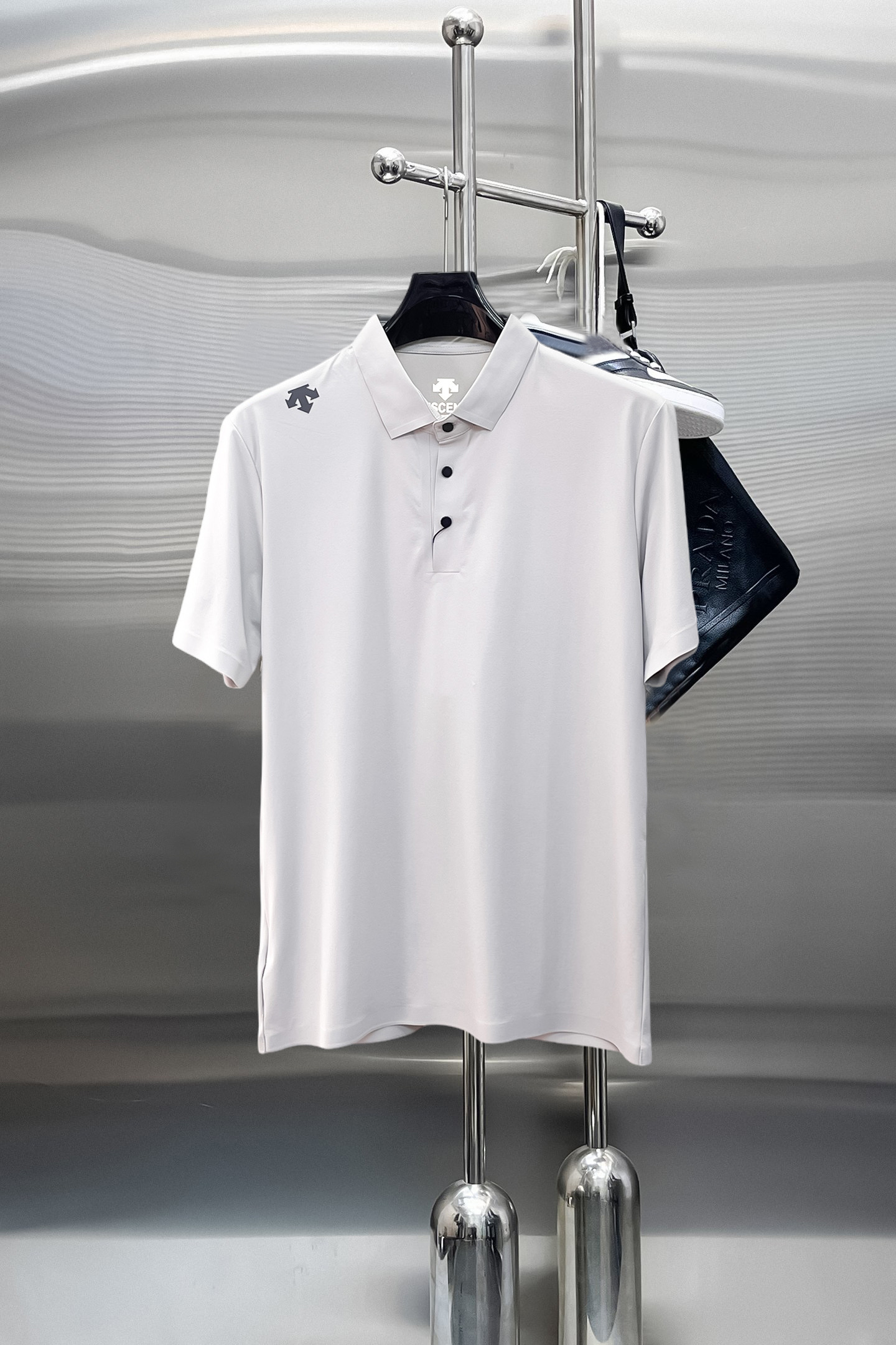 NO:869856,Descente 2026ss summer new letter logo men's lapel polo shirt!  Classic business men's style, the ceiling-level business men's style of high-end men's clothing!  Simple and fashionable yet elegant, it looks great when worn alone, and quality control/details control can be taken away with your eyes closed. It is low-key, luxurious and connotative!  The custom-woven mesh pique cotton fabric supplied by the customer is carefully made. The mesh texture is evenly arranged on the surface of the fabric. It has excellent breathability and heat dissipation and perspiration. The upper body comfort is completely better than ordinary single-sided jersey tissue!  The classic brand LOGO on the chest is made with top-notch craftsmanship. The LOGO is three-dimensional, clear and full, and has extraordinary texture. Whether it is worn as an inner layer or worn alone, it is a classic product!  The exquisite tailoring process, every detail is handled very standard and delicately, which cannot be compared with other low-end products on the market. It is a must-have basic and versatile Polo shirt for men!  Various colors, sizes M-3xl,,19860909迪桑特 2026ss夏季新款字母logo男士翻领Polo衫！经典商务男款,高端男装的天花板级别的商务男款！简约时尚大气不失优雅,单穿内搭体面过人,品质控/细节控的闭眼带走,低调又奢华有内涵！ 客供定织网眼珠地棉布精心制成,面料表面排列均匀整齐的网眼纹理,透气性和散热排汗性极佳,上身舒适程度完全优于普通单面汗布组织！胸前经典的品牌LOGO标识,采用顶级工艺打造,LOGO立体清晰饱满,质感非凡的特质,无论是内搭还是单穿都是一款经典领域的产品！精妙绝伦的裁剪工艺,每一个细节处理的非常标准细腻,非市面一般LOW货可以媲美的,男士必入基础百搭款Polo衫推荐！ 颜色多颜色 尺码M-3xl,,,Men's clothing