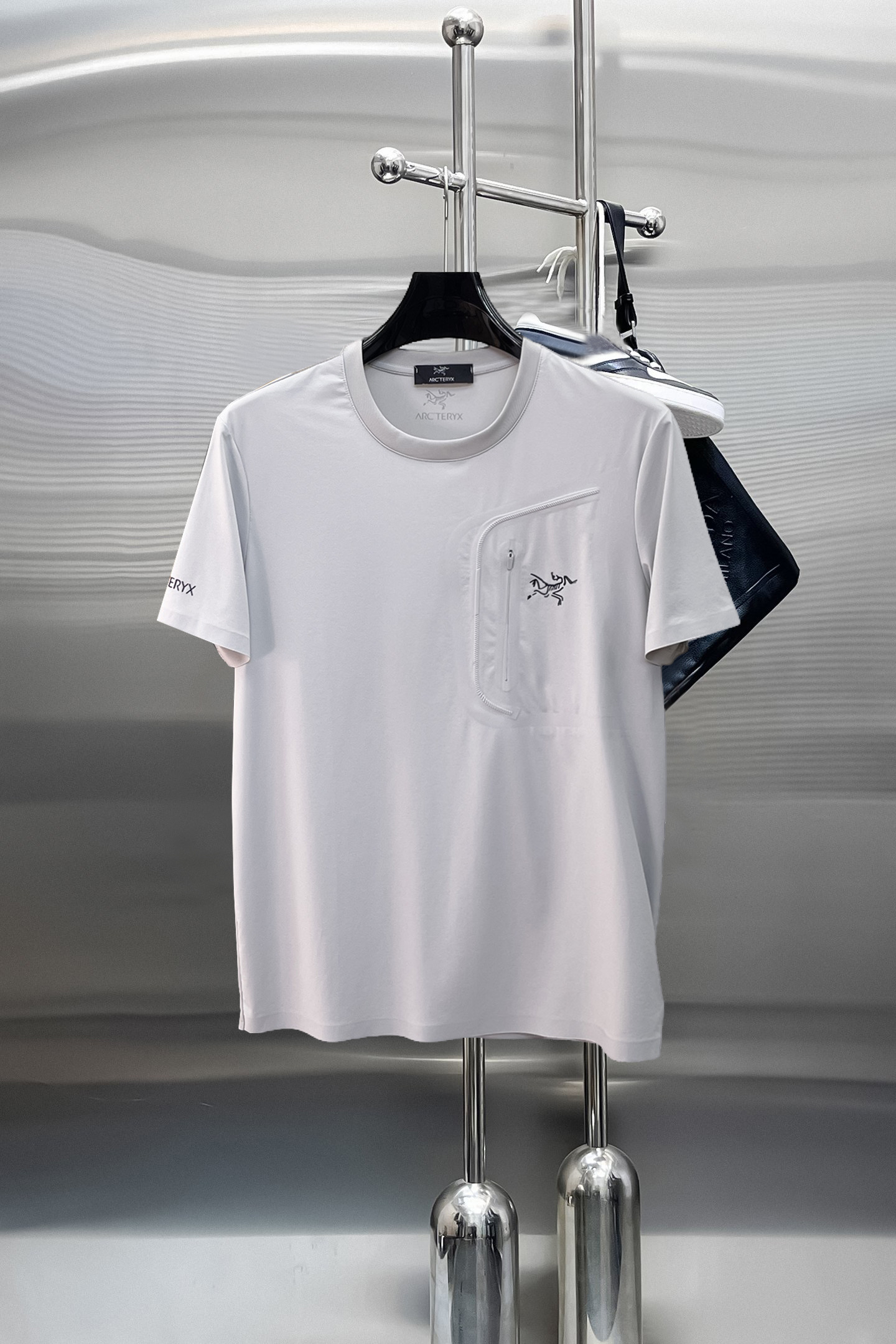NO:869863,Arc'teryx's top products 2026 spring and summer new debut counter latest short-sleeved round neck T-shirt high-end custom design avant-garde fashion!  The brand logo is designed with heavy craftsmanship. High-end customized quick-drying fabrics. Soft to the touch. Comfortable to wear. Exquisite stitching at the counter level. Fine workmanship. The upper body effect is incomparably handsome!  A must-have item for a stylish man!  Size M-XXXL,arc'teryx,T-shirt,tees,t-shirt,19860909始祖鸟 顶级货品2026春夏新款首发专柜最新款短袖圆领T恤 高端订制 设计前卫时尚！品牌logo重工艺设计 高端定制速干面料.手感柔软.穿着舒适.专柜级别精致车线.做工精细.上身效果无敌帅气！型男必备单品！码数M-XXXL,arc'teryx,T-shirt,tees，t-shirt,,Men's clothing